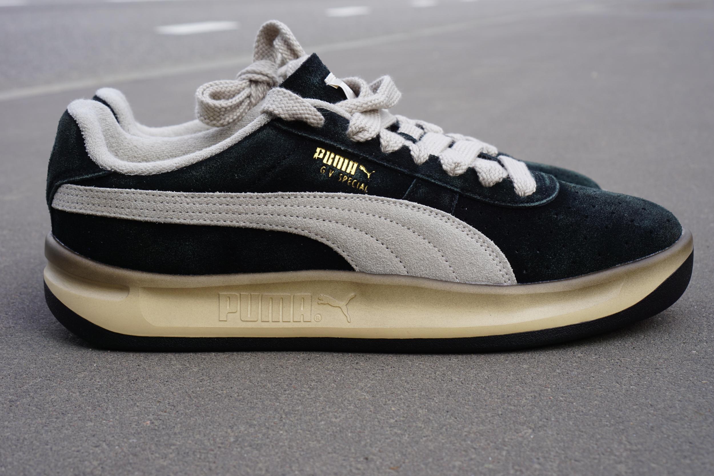 Я не большой поклонник бренда PUMA, но всегда готов оценить четкую модель по достоинству, вне зависимости от бренда. Так что про кроссовки PUMA GV Special The NeverWorn V расскажу с большим удовольствием, поскольку меня зацепил шикарный дизайн, и олдскул, и история модели. Подошва мягчайшая, да и посадка тоже порадовала. Ловите скорее детальный обзор, если все еще сомневаетесь, добавлять ли кроссы в свой гардероб. Лично у меня сомнений уже не осталось. Я не большой поклонник бренда PUMA, но всегда готов оценить четкую модель по достоинству, вне зависимости от бренда. Так что про кроссовки PUMA GV Special The NeverWorn V расскажу с большим удовольствием, поскольку меня зацепил шикарный дизайн, и олдскул, и история модели. Подошва мягчайшая, да и посадка тоже порадовала. Ловите скорее детальный обзор, если все еще сомневаетесь, добавлять ли кроссы в свой гардероб. Лично у меня сомнений уже не осталось.