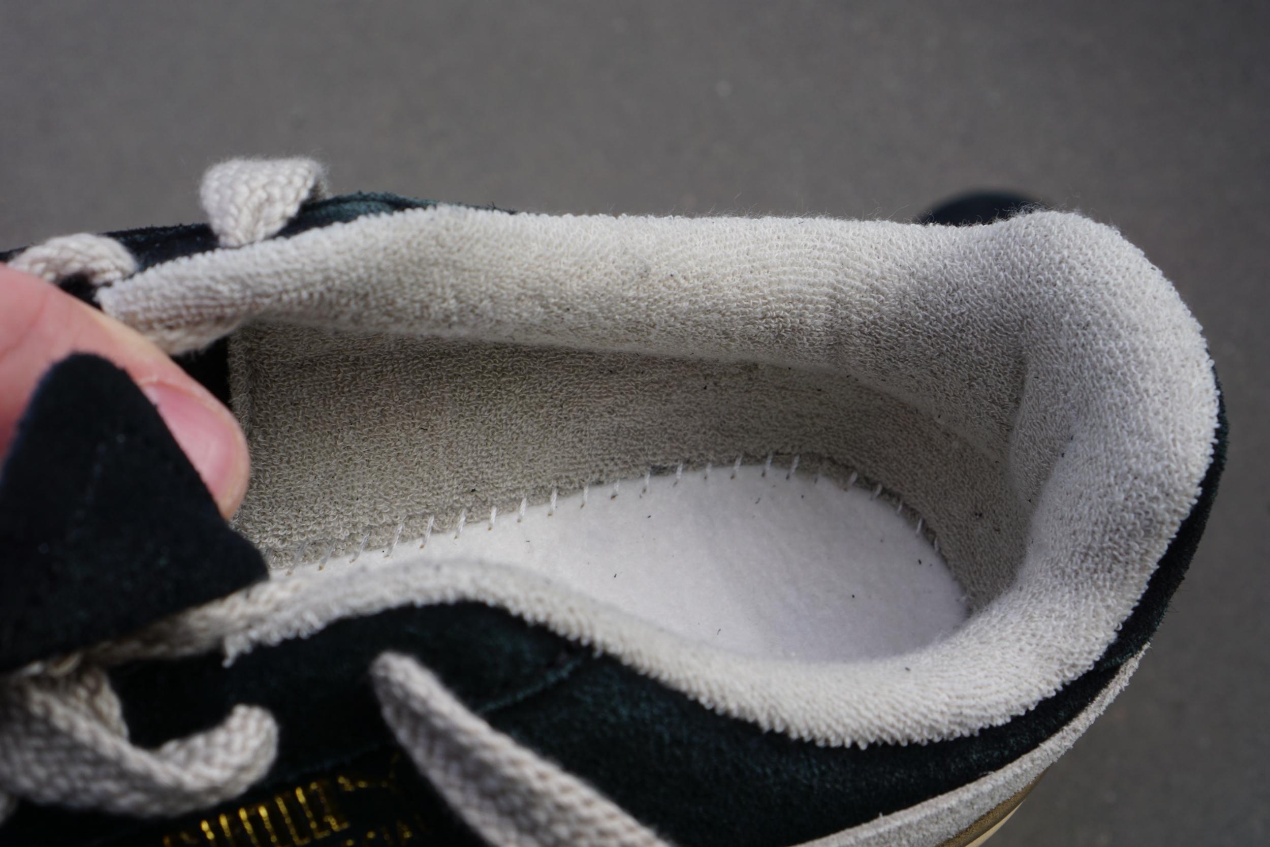 Я не большой поклонник бренда PUMA, но всегда готов оценить четкую модель по достоинству, вне зависимости от бренда. Так что про кроссовки PUMA GV Special The NeverWorn V расскажу с большим удовольствием, поскольку меня зацепил шикарный дизайн, и олдскул, и история модели. Подошва мягчайшая, да и посадка тоже порадовала. Ловите скорее детальный обзор, если все еще сомневаетесь, добавлять ли кроссы в свой гардероб. Лично у меня сомнений уже не осталось. Я не большой поклонник бренда PUMA, но всегда готов оценить четкую модель по достоинству, вне зависимости от бренда. Так что про кроссовки PUMA GV Special The NeverWorn V расскажу с большим удовольствием, поскольку меня зацепил шикарный дизайн, и олдскул, и история модели. Подошва мягчайшая, да и посадка тоже порадовала. Ловите скорее детальный обзор, если все еще сомневаетесь, добавлять ли кроссы в свой гардероб. Лично у меня сомнений уже не осталось.