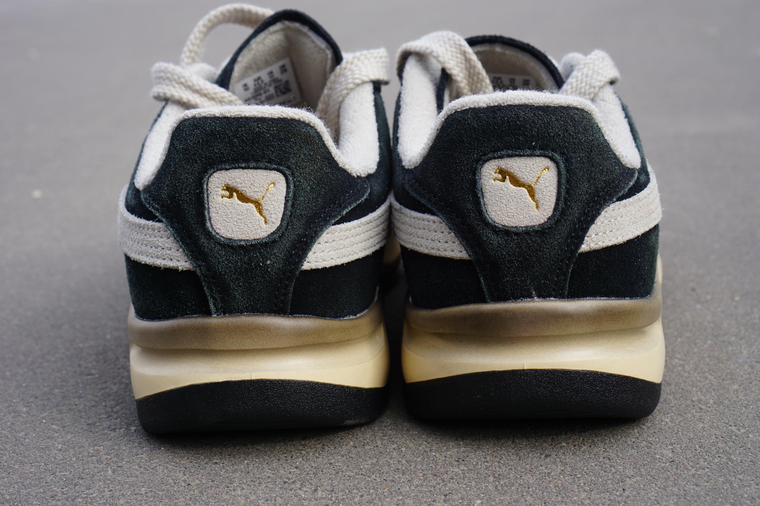 Я не большой поклонник бренда PUMA, но всегда готов оценить четкую модель по достоинству, вне зависимости от бренда. Так что про кроссовки PUMA GV Special The NeverWorn V расскажу с большим удовольствием, поскольку меня зацепил шикарный дизайн, и олдскул, и история модели. Подошва мягчайшая, да и посадка тоже порадовала. Ловите скорее детальный обзор, если все еще сомневаетесь, добавлять ли кроссы в свой гардероб. Лично у меня сомнений уже не осталось. Я не большой поклонник бренда PUMA, но всегда готов оценить четкую модель по достоинству, вне зависимости от бренда. Так что про кроссовки PUMA GV Special The NeverWorn V расскажу с большим удовольствием, поскольку меня зацепил шикарный дизайн, и олдскул, и история модели. Подошва мягчайшая, да и посадка тоже порадовала. Ловите скорее детальный обзор, если все еще сомневаетесь, добавлять ли кроссы в свой гардероб. Лично у меня сомнений уже не осталось.