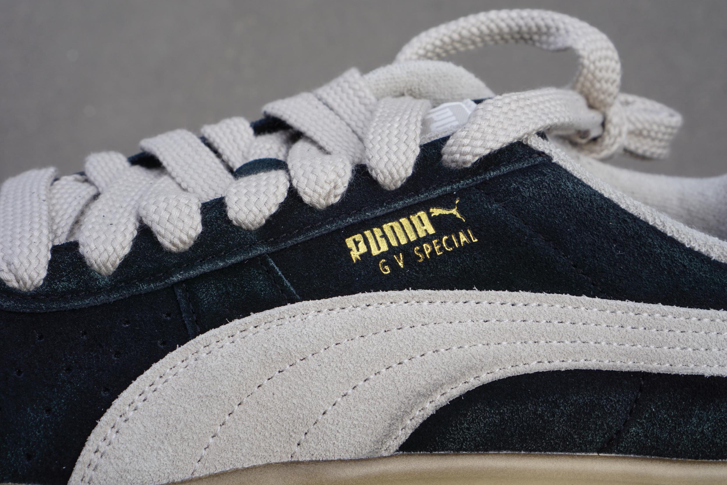 Я не большой поклонник бренда PUMA, но всегда готов оценить четкую модель по достоинству, вне зависимости от бренда. Так что про кроссовки PUMA GV Special The NeverWorn V расскажу с большим удовольствием, поскольку меня зацепил шикарный дизайн, и олдскул, и история модели. Подошва мягчайшая, да и посадка тоже порадовала. Ловите скорее детальный обзор, если все еще сомневаетесь, добавлять ли кроссы в свой гардероб. Лично у меня сомнений уже не осталось. Я не большой поклонник бренда PUMA, но всегда готов оценить четкую модель по достоинству, вне зависимости от бренда. Так что про кроссовки PUMA GV Special The NeverWorn V расскажу с большим удовольствием, поскольку меня зацепил шикарный дизайн, и олдскул, и история модели. Подошва мягчайшая, да и посадка тоже порадовала. Ловите скорее детальный обзор, если все еще сомневаетесь, добавлять ли кроссы в свой гардероб. Лично у меня сомнений уже не осталось.