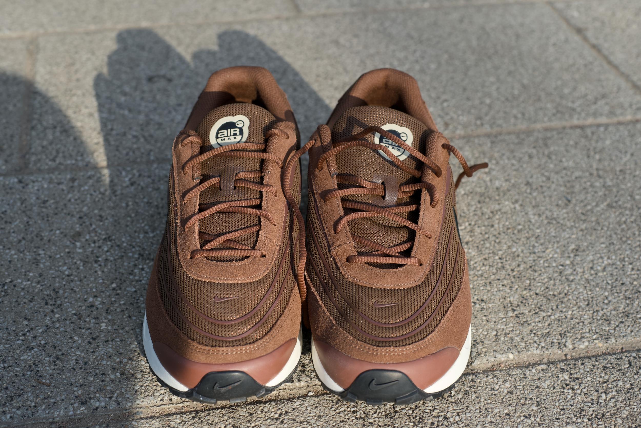 Если читаете меня постоянно, то знаете, что я не жалую Nike. Но меня неожиданно зацепила эта модель благодаря своему цвету, который меняет свой оттенок в зависимости от освещения от коричневого шоколадного до рыжеватого. И еще очень неплохо смотрится отделанная отполированным синтетическим материалом нижняя часть задника, сливающаяся с подошвой. Если читаете меня постоянно, то знаете, что я не жалую Nike. Но меня неожиданно зацепила эта модель благодаря своему цвету, который меняет свой оттенок в зависимости от освещения от коричневого шоколадного до рыжеватого. И еще очень неплохо смотрится отделанная отполированным синтетическим материалом нижняя часть задника, сливающаяся с подошвой.