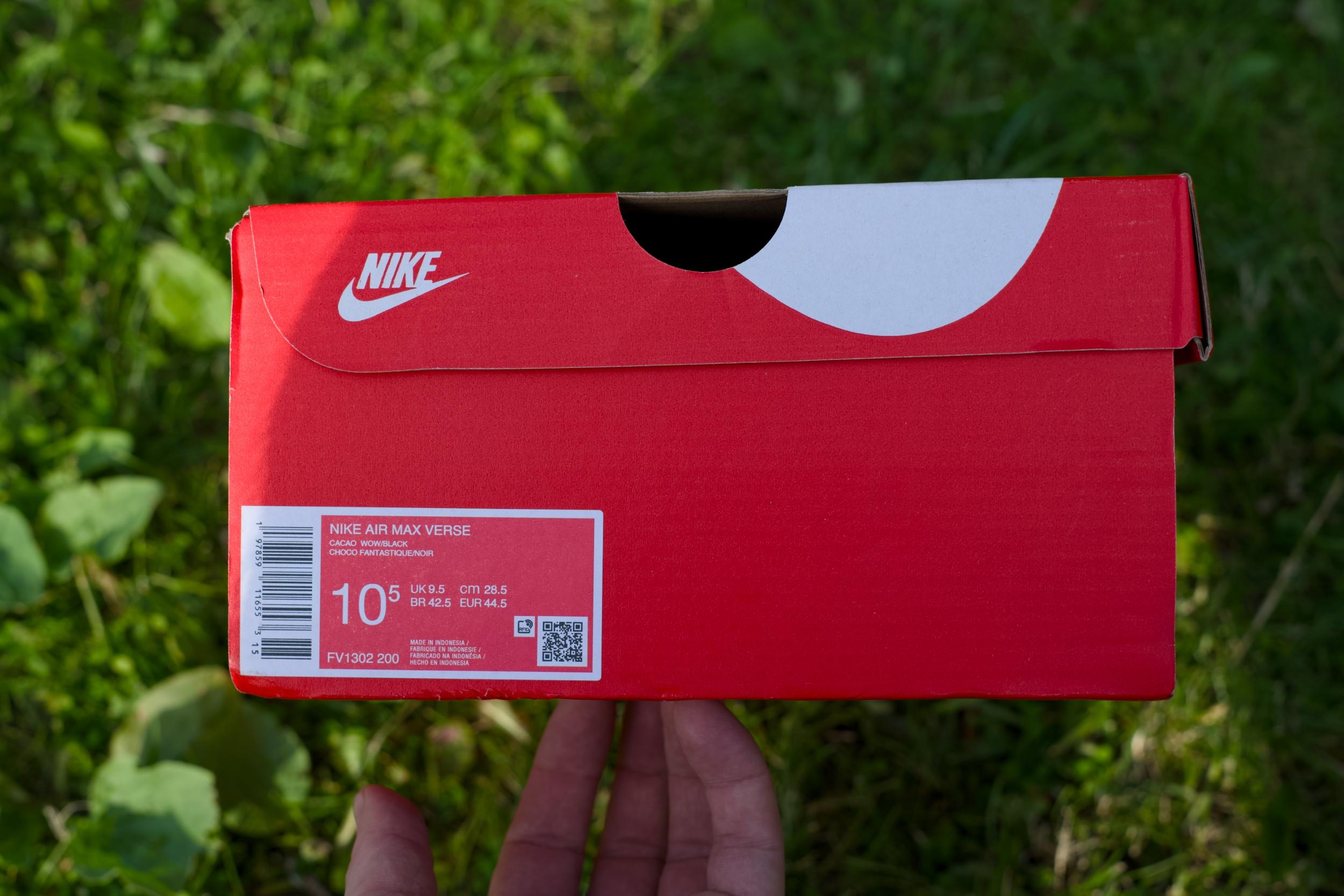Если читаете меня постоянно, то знаете, что я не жалую Nike. Но меня неожиданно зацепила эта модель благодаря своему цвету, который меняет свой оттенок в зависимости от освещения от коричневого шоколадного до рыжеватого. И еще очень неплохо смотрится отделанная отполированным синтетическим материалом нижняя часть задника, сливающаяся с подошвой. Если читаете меня постоянно, то знаете, что я не жалую Nike. Но меня неожиданно зацепила эта модель благодаря своему цвету, который меняет свой оттенок в зависимости от освещения от коричневого шоколадного до рыжеватого. И еще очень неплохо смотрится отделанная отполированным синтетическим материалом нижняя часть задника, сливающаяся с подошвой.