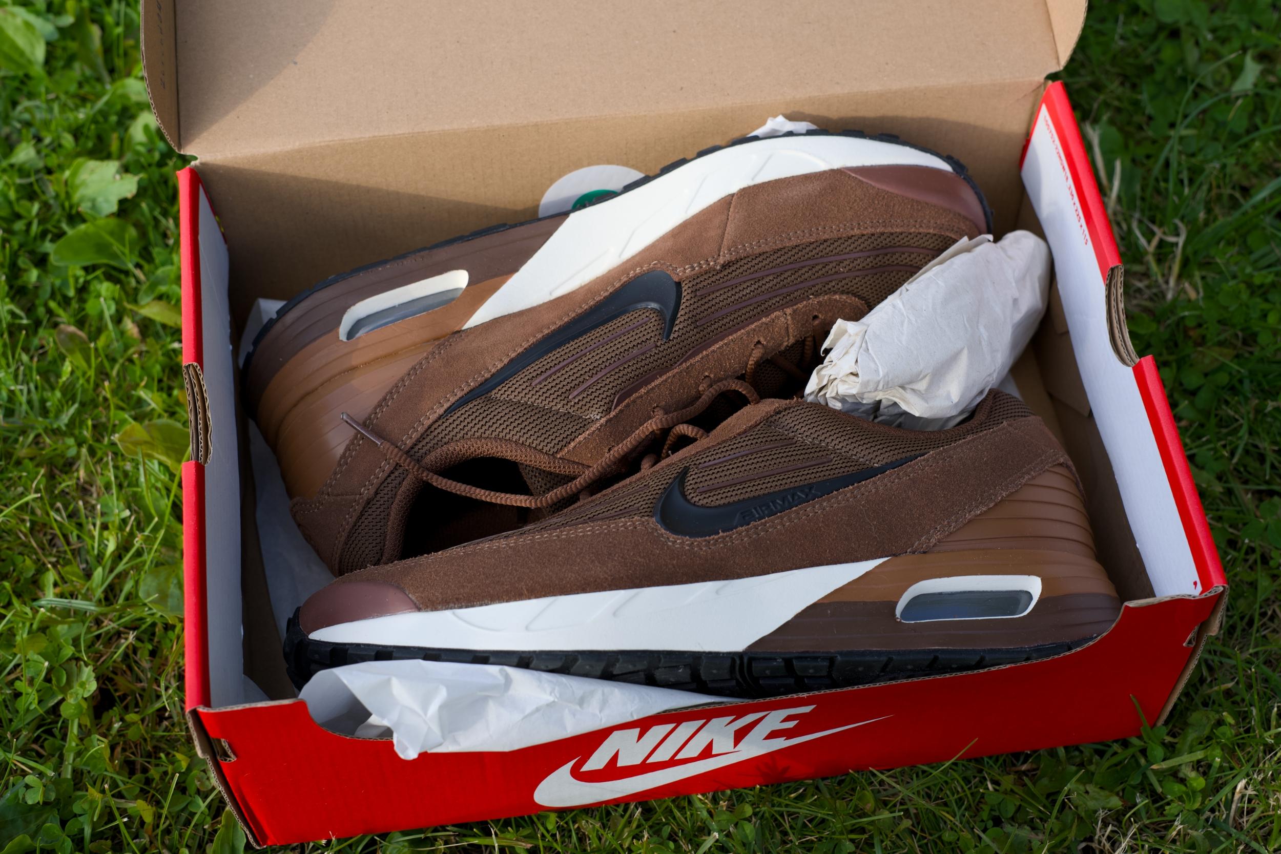 Если читаете меня постоянно, то знаете, что я не жалую Nike. Но меня неожиданно зацепила эта модель благодаря своему цвету, который меняет свой оттенок в зависимости от освещения от коричневого шоколадного до рыжеватого. И еще очень неплохо смотрится отделанная отполированным синтетическим материалом нижняя часть задника, сливающаяся с подошвой. Если читаете меня постоянно, то знаете, что я не жалую Nike. Но меня неожиданно зацепила эта модель благодаря своему цвету, который меняет свой оттенок в зависимости от освещения от коричневого шоколадного до рыжеватого. И еще очень неплохо смотрится отделанная отполированным синтетическим материалом нижняя часть задника, сливающаяся с подошвой.
