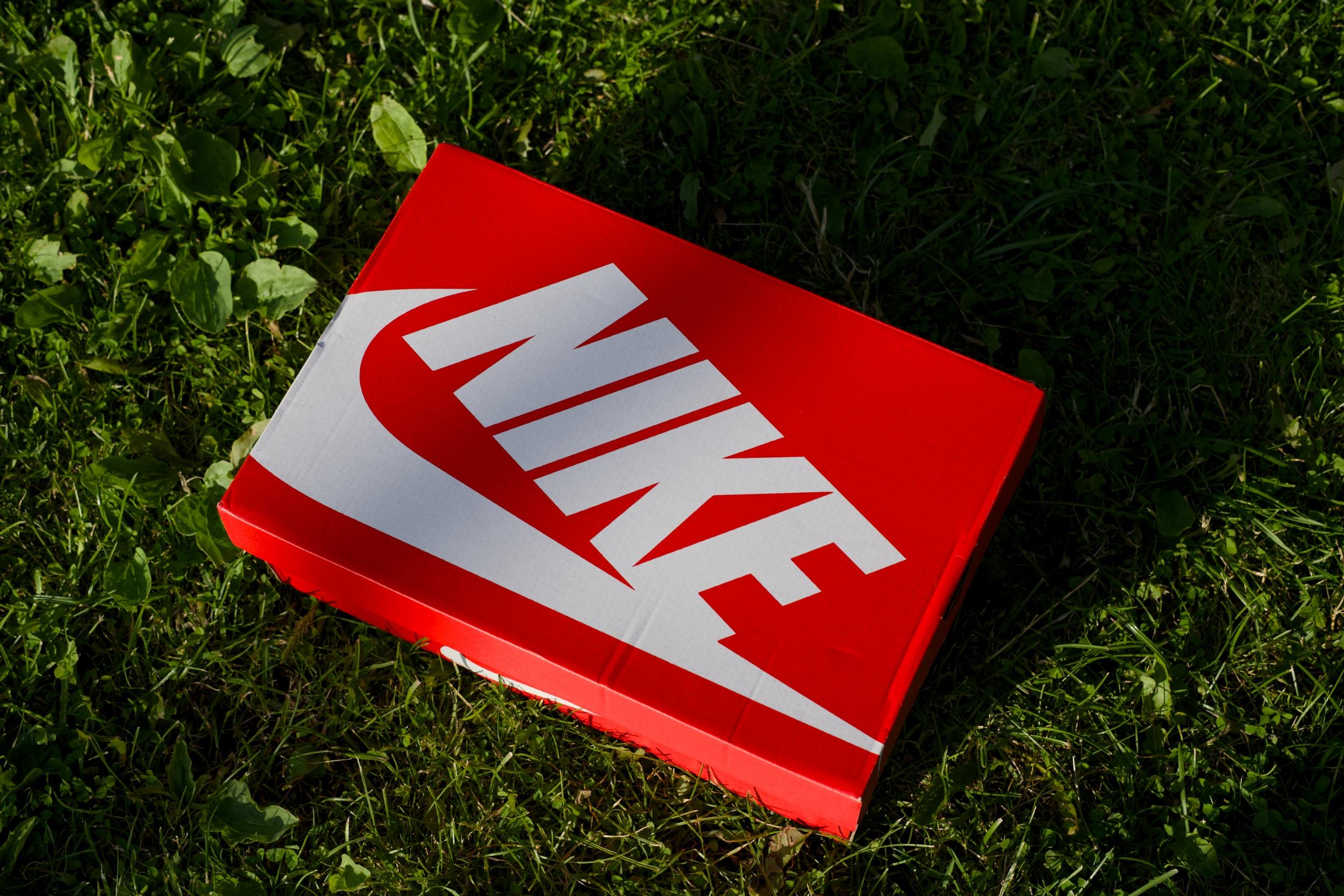 Если читаете меня постоянно, то знаете, что я не жалую Nike. Но меня неожиданно зацепила эта модель благодаря своему цвету, который меняет свой оттенок в зависимости от освещения от коричневого шоколадного до рыжеватого. И еще очень неплохо смотрится отделанная отполированным синтетическим материалом нижняя часть задника, сливающаяся с подошвой. Если читаете меня постоянно, то знаете, что я не жалую Nike. Но меня неожиданно зацепила эта модель благодаря своему цвету, который меняет свой оттенок в зависимости от освещения от коричневого шоколадного до рыжеватого. И еще очень неплохо смотрится отделанная отполированным синтетическим материалом нижняя часть задника, сливающаяся с подошвой.