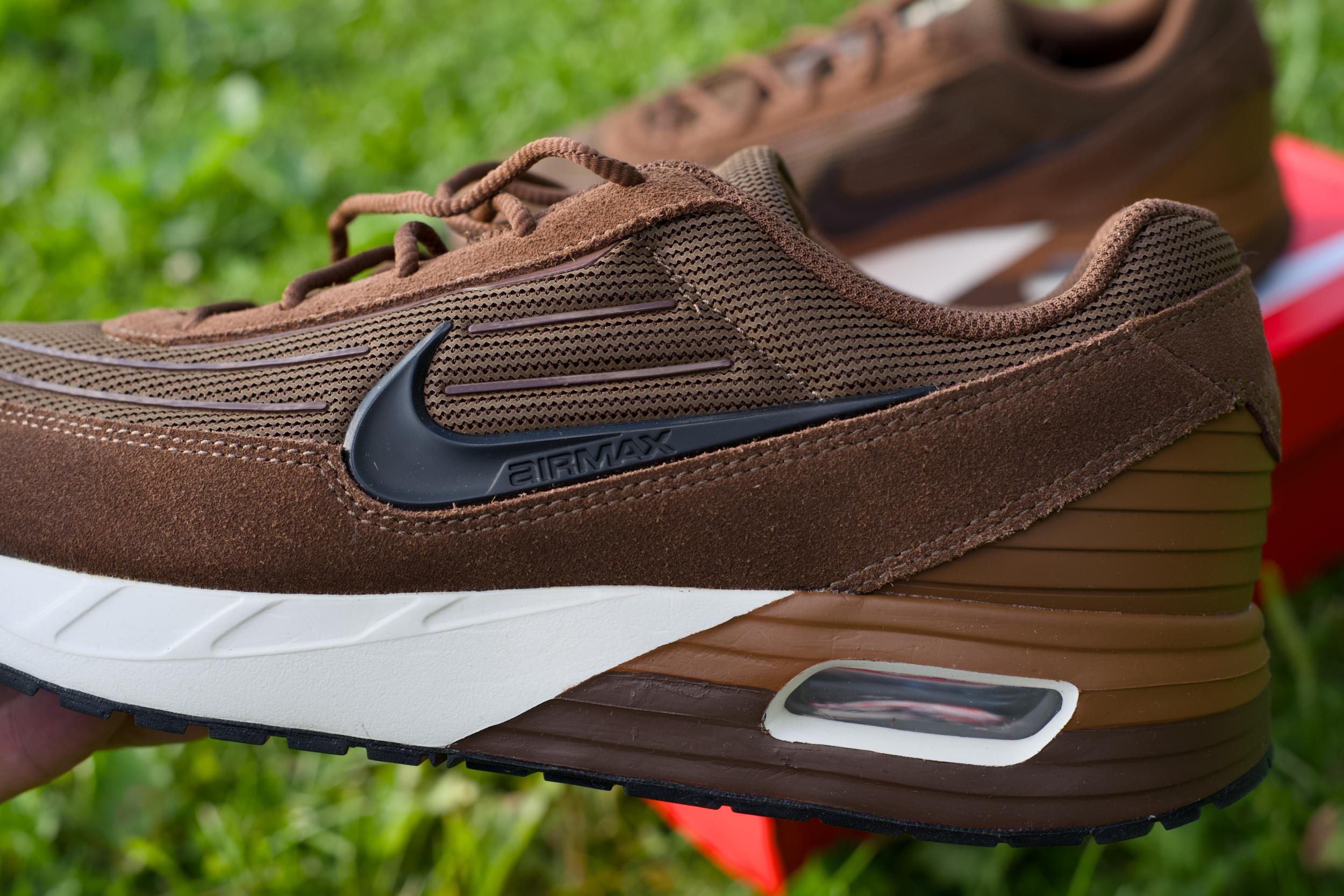 Если читаете меня постоянно, то знаете, что я не жалую Nike. Но меня неожиданно зацепила эта модель благодаря своему цвету, который меняет свой оттенок в зависимости от освещения от коричневого шоколадного до рыжеватого. И еще очень неплохо смотрится отделанная отполированным синтетическим материалом нижняя часть задника, сливающаяся с подошвой. Если читаете меня постоянно, то знаете, что я не жалую Nike. Но меня неожиданно зацепила эта модель благодаря своему цвету, который меняет свой оттенок в зависимости от освещения от коричневого шоколадного до рыжеватого. И еще очень неплохо смотрится отделанная отполированным синтетическим материалом нижняя часть задника, сливающаяся с подошвой.