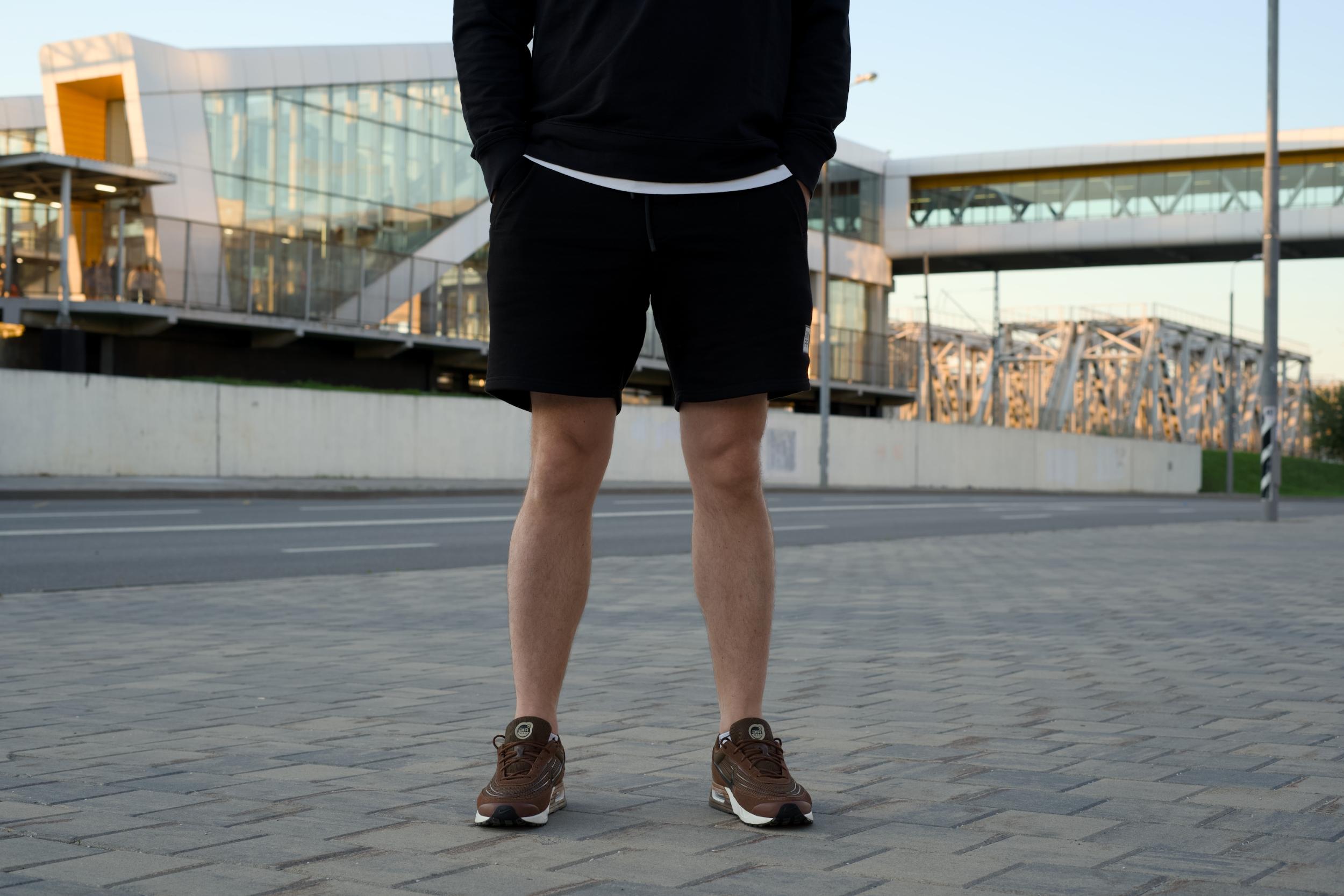 Если читаете меня постоянно, то знаете, что я не жалую Nike. Но меня неожиданно зацепила эта модель благодаря своему цвету, который меняет свой оттенок в зависимости от освещения от коричневого шоколадного до рыжеватого. И еще очень неплохо смотрится отделанная отполированным синтетическим материалом нижняя часть задника, сливающаяся с подошвой. Если читаете меня постоянно, то знаете, что я не жалую Nike. Но меня неожиданно зацепила эта модель благодаря своему цвету, который меняет свой оттенок в зависимости от освещения от коричневого шоколадного до рыжеватого. И еще очень неплохо смотрится отделанная отполированным синтетическим материалом нижняя часть задника, сливающаяся с подошвой.
