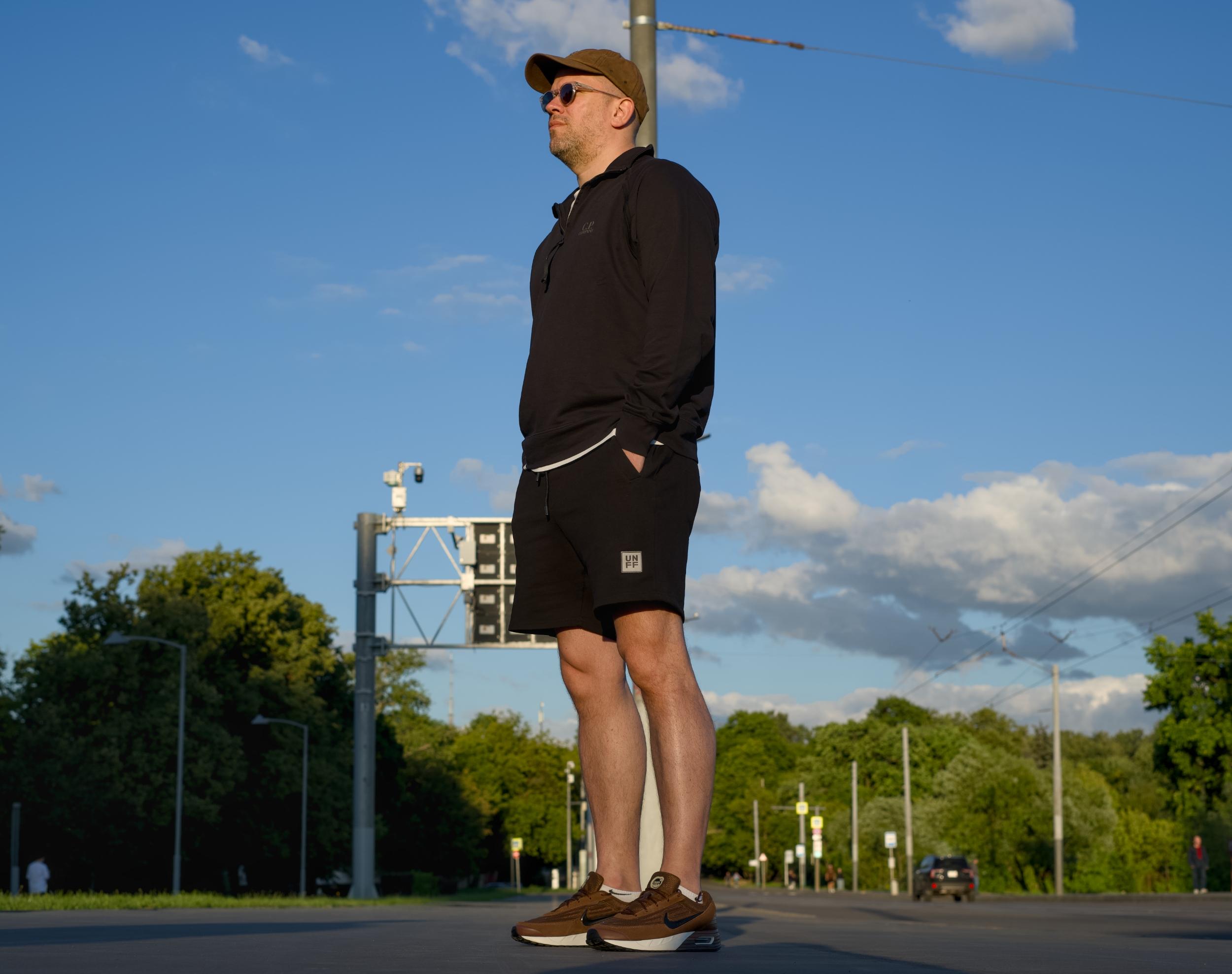 Если читаете меня постоянно, то знаете, что я не жалую Nike. Но меня неожиданно зацепила эта модель благодаря своему цвету, который меняет свой оттенок в зависимости от освещения от коричневого шоколадного до рыжеватого. И еще очень неплохо смотрится отделанная отполированным синтетическим материалом нижняя часть задника, сливающаяся с подошвой. Если читаете меня постоянно, то знаете, что я не жалую Nike. Но меня неожиданно зацепила эта модель благодаря своему цвету, который меняет свой оттенок в зависимости от освещения от коричневого шоколадного до рыжеватого. И еще очень неплохо смотрится отделанная отполированным синтетическим материалом нижняя часть задника, сливающаяся с подошвой.