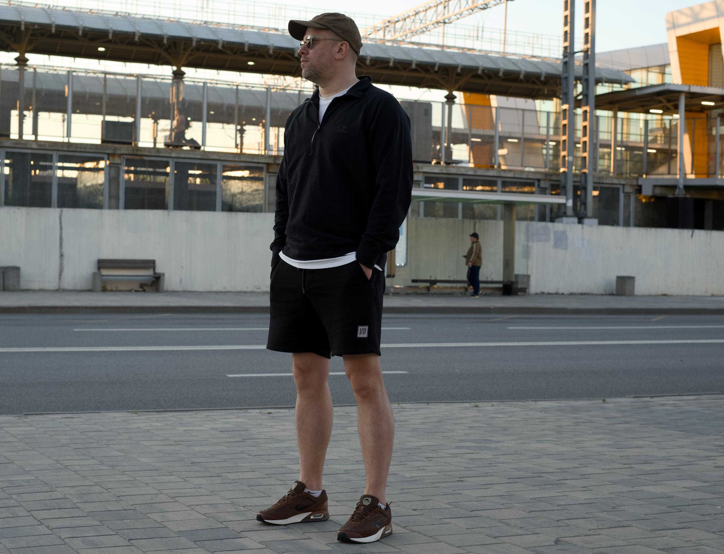 Если читаете меня постоянно, то знаете, что я не жалую Nike. Но меня неожиданно зацепила эта модель благодаря своему цвету, который меняет свой оттенок в зависимости от освещения от коричневого шоколадного до рыжеватого. И еще очень неплохо смотрится отделанная отполированным синтетическим материалом нижняя часть задника, сливающаяся с подошвой. Если читаете меня постоянно, то знаете, что я не жалую Nike. Но меня неожиданно зацепила эта модель благодаря своему цвету, который меняет свой оттенок в зависимости от освещения от коричневого шоколадного до рыжеватого. И еще очень неплохо смотрится отделанная отполированным синтетическим материалом нижняя часть задника, сливающаяся с подошвой.
