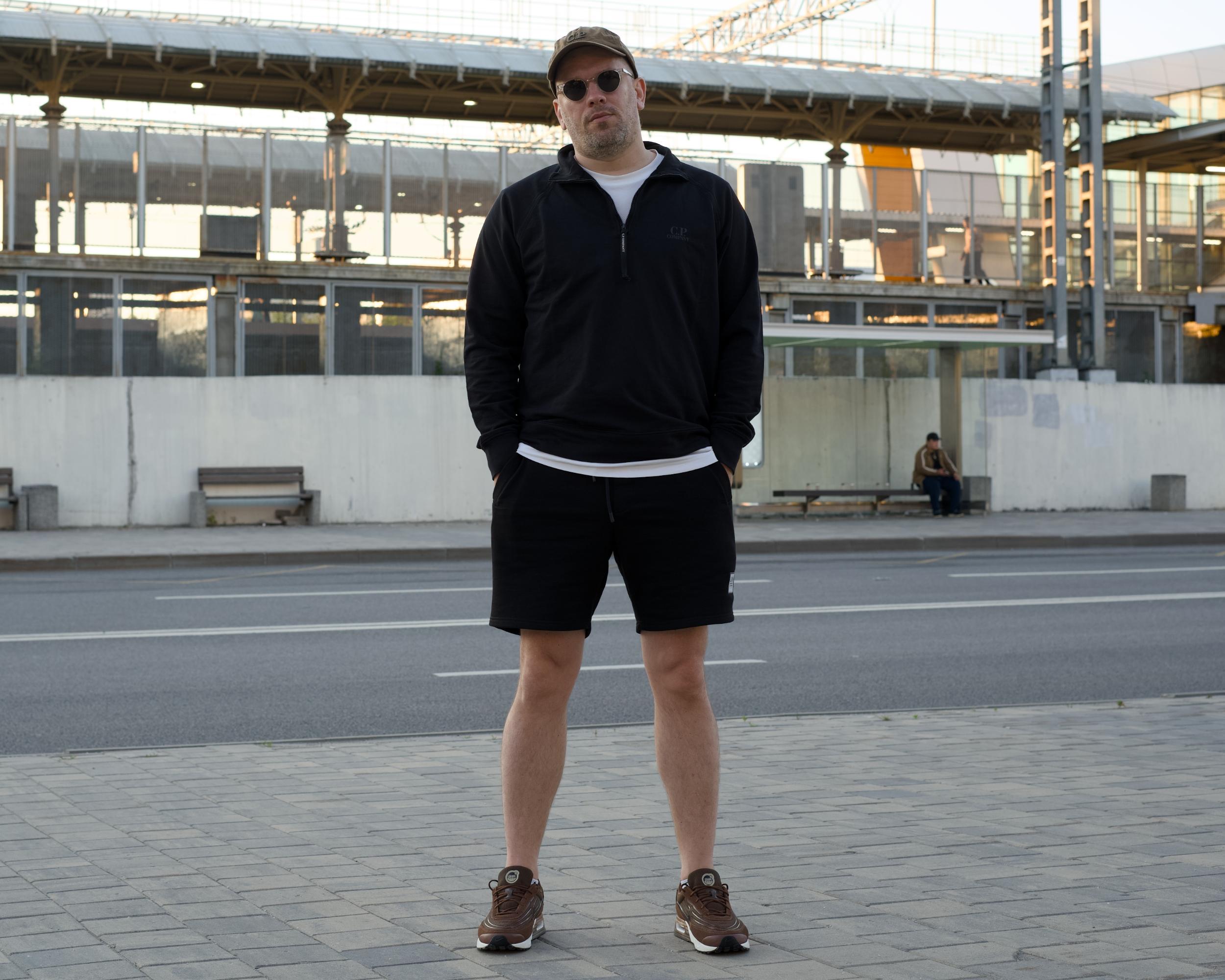 Если читаете меня постоянно, то знаете, что я не жалую Nike. Но меня неожиданно зацепила эта модель благодаря своему цвету, который меняет свой оттенок в зависимости от освещения от коричневого шоколадного до рыжеватого. И еще очень неплохо смотрится отделанная отполированным синтетическим материалом нижняя часть задника, сливающаяся с подошвой. Если читаете меня постоянно, то знаете, что я не жалую Nike. Но меня неожиданно зацепила эта модель благодаря своему цвету, который меняет свой оттенок в зависимости от освещения от коричневого шоколадного до рыжеватого. И еще очень неплохо смотрится отделанная отполированным синтетическим материалом нижняя часть задника, сливающаяся с подошвой.