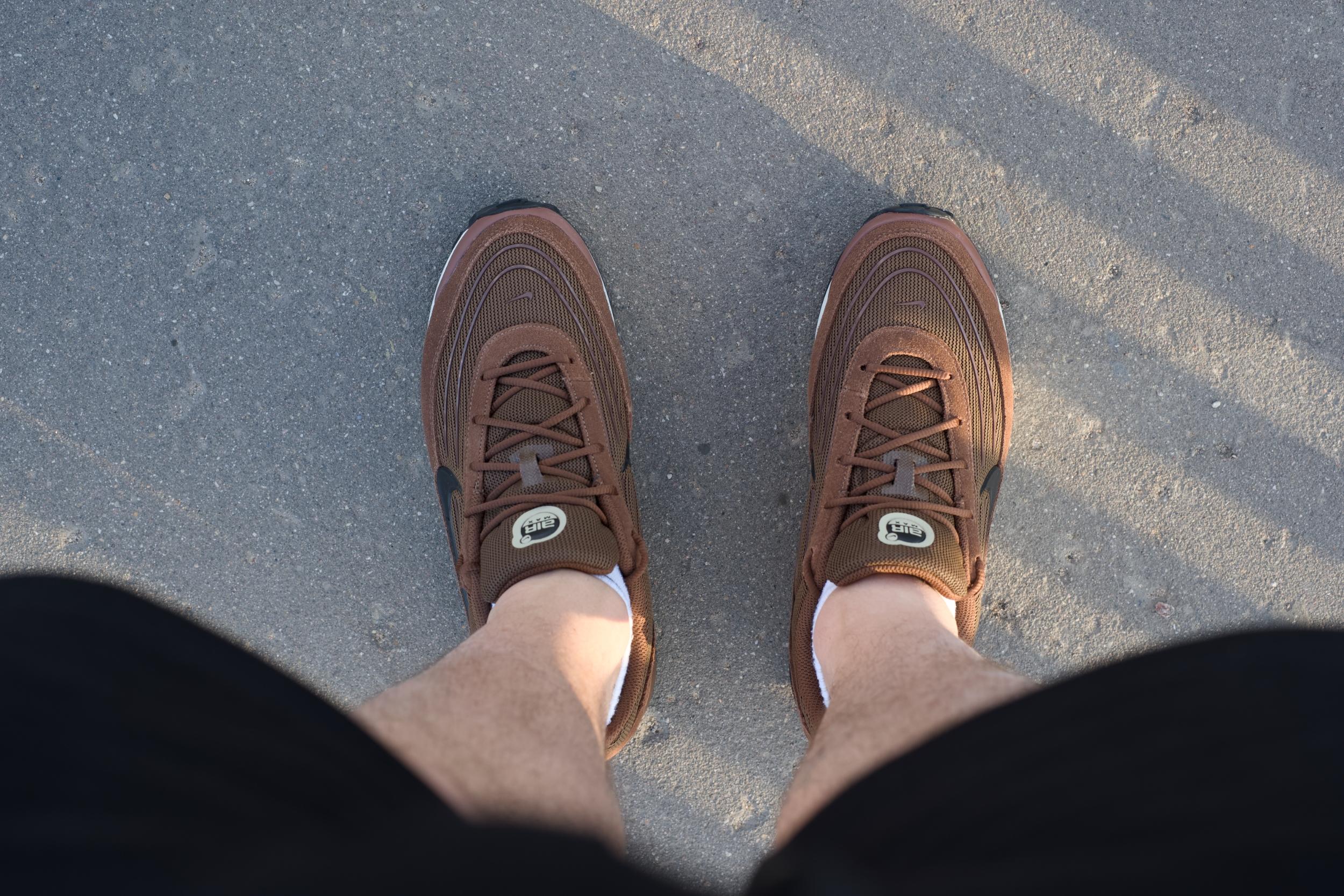 Если читаете меня постоянно, то знаете, что я не жалую Nike. Но меня неожиданно зацепила эта модель благодаря своему цвету, который меняет свой оттенок в зависимости от освещения от коричневого шоколадного до рыжеватого. И еще очень неплохо смотрится отделанная отполированным синтетическим материалом нижняя часть задника, сливающаяся с подошвой. Если читаете меня постоянно, то знаете, что я не жалую Nike. Но меня неожиданно зацепила эта модель благодаря своему цвету, который меняет свой оттенок в зависимости от освещения от коричневого шоколадного до рыжеватого. И еще очень неплохо смотрится отделанная отполированным синтетическим материалом нижняя часть задника, сливающаяся с подошвой.