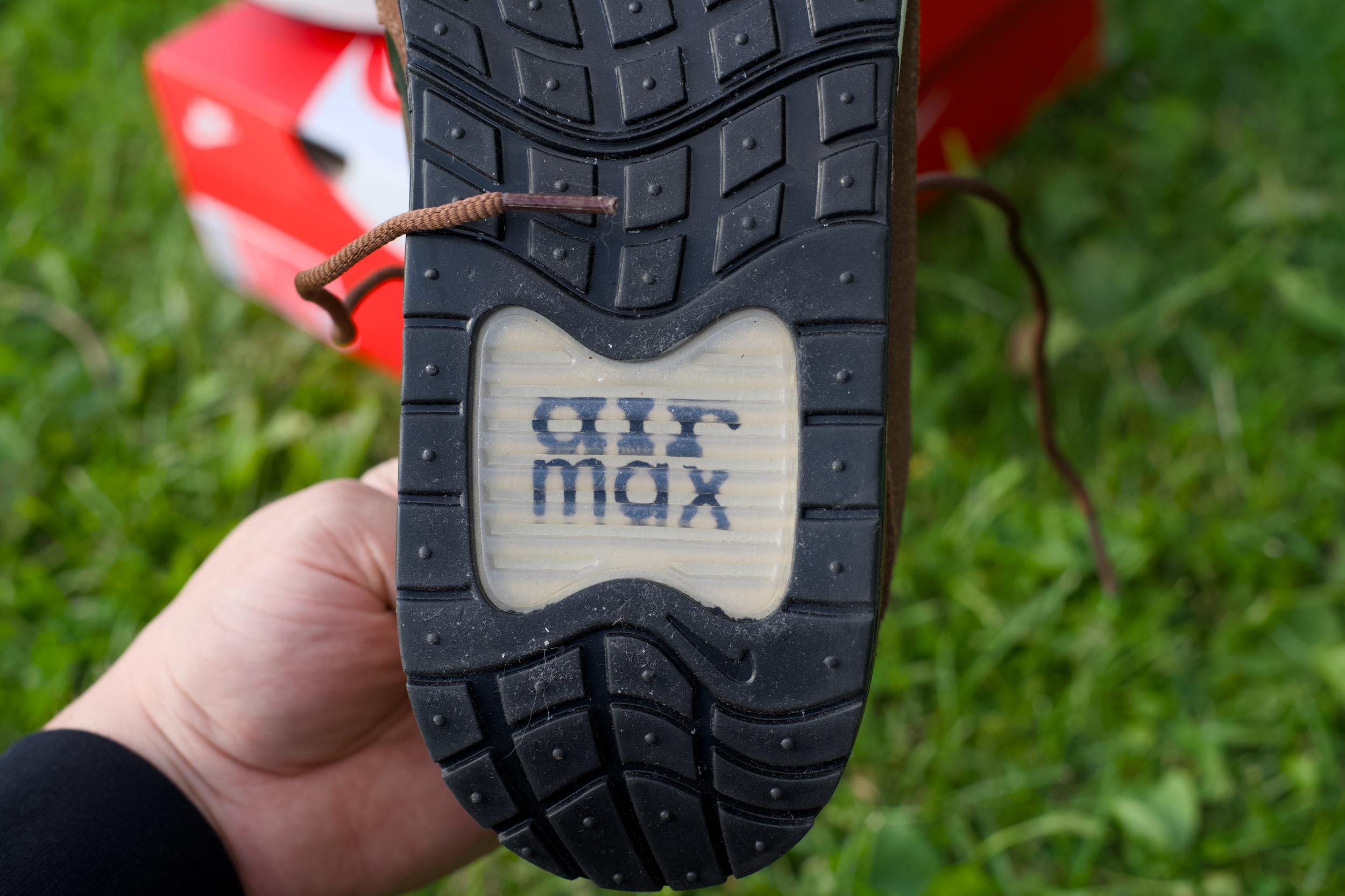 Если читаете меня постоянно, то знаете, что я не жалую Nike. Но меня неожиданно зацепила эта модель благодаря своему цвету, который меняет свой оттенок в зависимости от освещения от коричневого шоколадного до рыжеватого. И еще очень неплохо смотрится отделанная отполированным синтетическим материалом нижняя часть задника, сливающаяся с подошвой. Если читаете меня постоянно, то знаете, что я не жалую Nike. Но меня неожиданно зацепила эта модель благодаря своему цвету, который меняет свой оттенок в зависимости от освещения от коричневого шоколадного до рыжеватого. И еще очень неплохо смотрится отделанная отполированным синтетическим материалом нижняя часть задника, сливающаяся с подошвой.