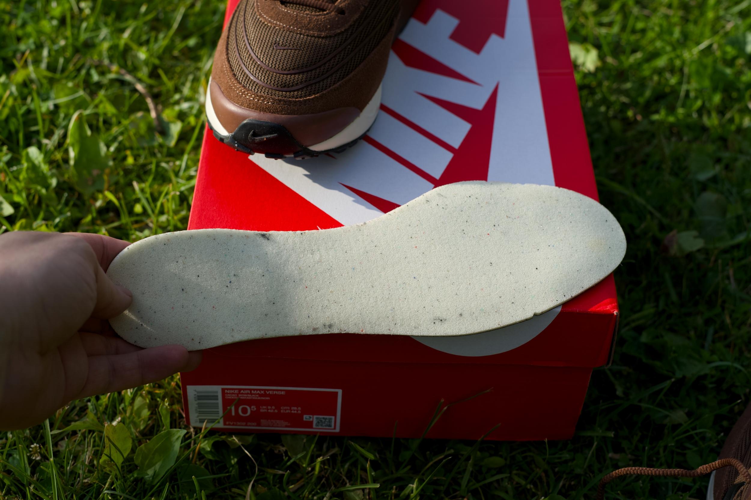 Если читаете меня постоянно, то знаете, что я не жалую Nike. Но меня неожиданно зацепила эта модель благодаря своему цвету, который меняет свой оттенок в зависимости от освещения от коричневого шоколадного до рыжеватого. И еще очень неплохо смотрится отделанная отполированным синтетическим материалом нижняя часть задника, сливающаяся с подошвой. Если читаете меня постоянно, то знаете, что я не жалую Nike. Но меня неожиданно зацепила эта модель благодаря своему цвету, который меняет свой оттенок в зависимости от освещения от коричневого шоколадного до рыжеватого. И еще очень неплохо смотрится отделанная отполированным синтетическим материалом нижняя часть задника, сливающаяся с подошвой.