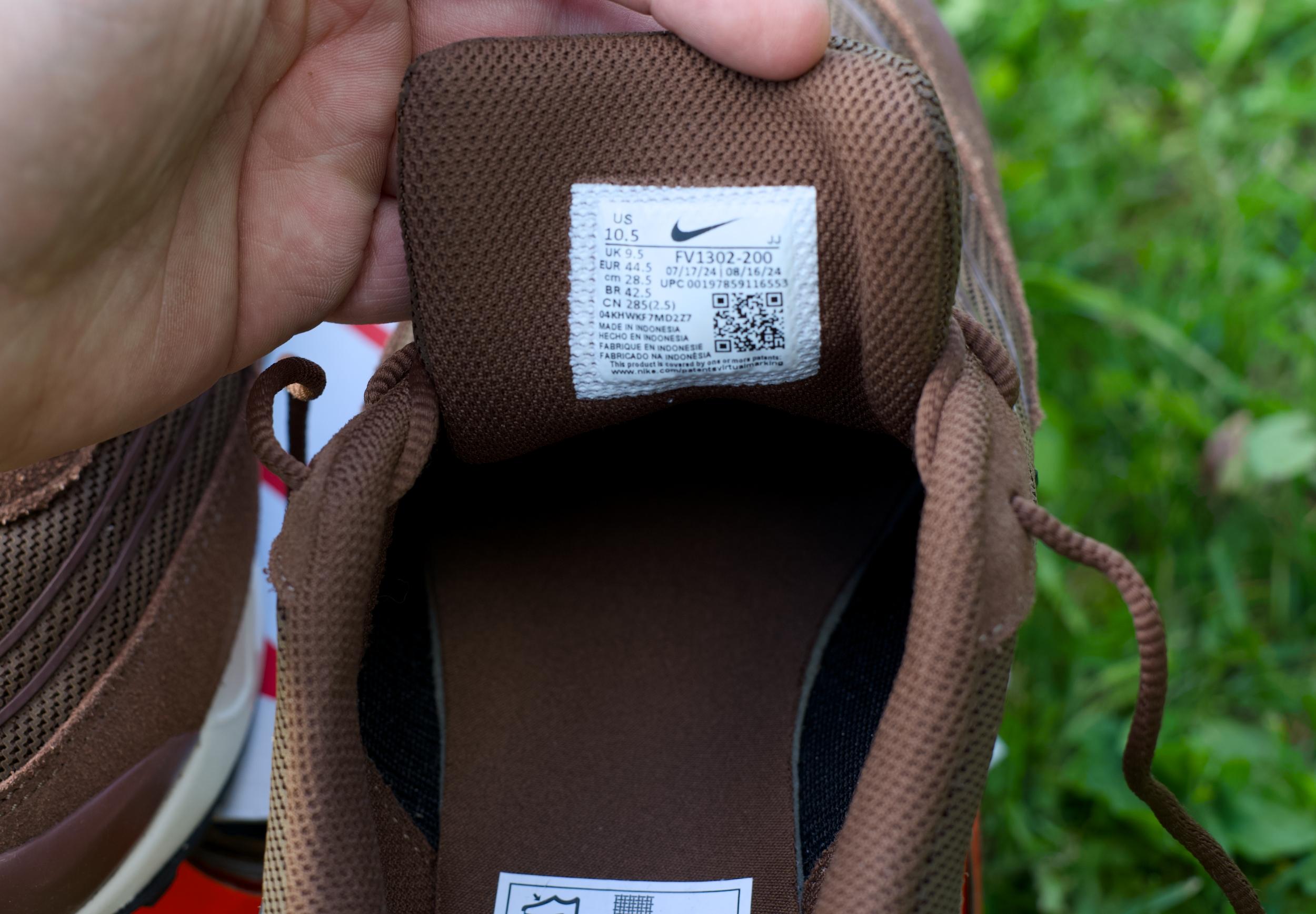 Если читаете меня постоянно, то знаете, что я не жалую Nike. Но меня неожиданно зацепила эта модель благодаря своему цвету, который меняет свой оттенок в зависимости от освещения от коричневого шоколадного до рыжеватого. И еще очень неплохо смотрится отделанная отполированным синтетическим материалом нижняя часть задника, сливающаяся с подошвой. Если читаете меня постоянно, то знаете, что я не жалую Nike. Но меня неожиданно зацепила эта модель благодаря своему цвету, который меняет свой оттенок в зависимости от освещения от коричневого шоколадного до рыжеватого. И еще очень неплохо смотрится отделанная отполированным синтетическим материалом нижняя часть задника, сливающаяся с подошвой.