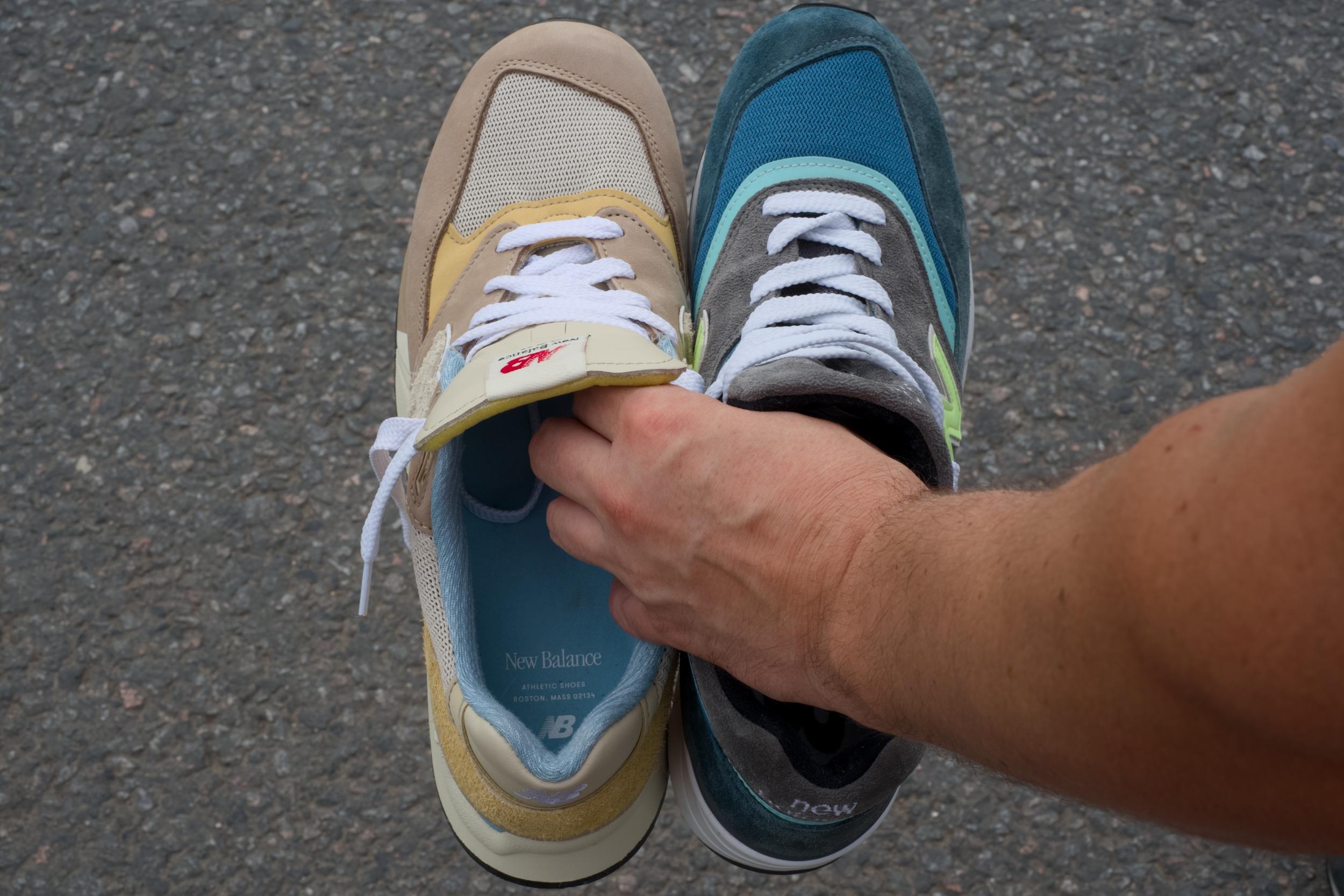 Эти две модели — вершина эволюции культовой линейки 990 от New Balance, сочетающей инновации, качество и стиль, который актуально смотрится даже сейчас — спустя десятки лет после своего дебюта. Несмотря на внешнее сходство и общую философию "made in USA", кроссовки имеют принципиальные различия в технологиях, истории и позиционировании. Эти две модели — вершина эволюции культовой линейки 990 от New Balance, сочетающей инновации, качество и стиль, который актуально смотрится даже сейчас — спустя десятки лет после своего дебюта. Несмотря на внешнее сходство и общую философию "made in USA", кроссовки имеют принципиальные различия в технологиях, истории и позиционировании.