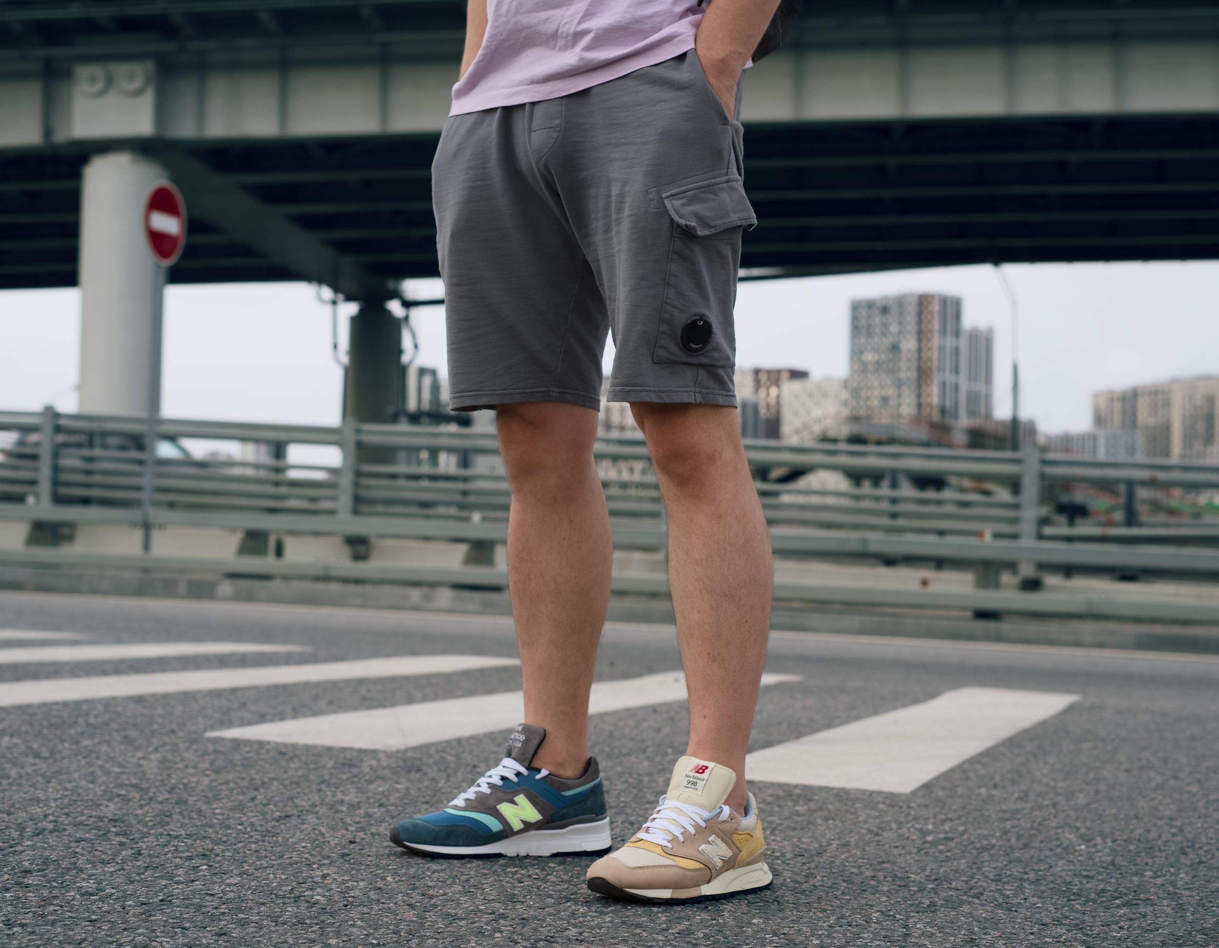 Эти две модели — вершина эволюции культовой линейки 990 от New Balance, сочетающей инновации, качество и стиль, который актуально смотрится даже сейчас — спустя десятки лет после своего дебюта. Несмотря на внешнее сходство и общую философию "made in USA", кроссовки имеют принципиальные различия в технологиях, истории и позиционировании. Эти две модели — вершина эволюции культовой линейки 990 от New Balance, сочетающей инновации, качество и стиль, который актуально смотрится даже сейчас — спустя десятки лет после своего дебюта. Несмотря на внешнее сходство и общую философию "made in USA", кроссовки имеют принципиальные различия в технологиях, истории и позиционировании.