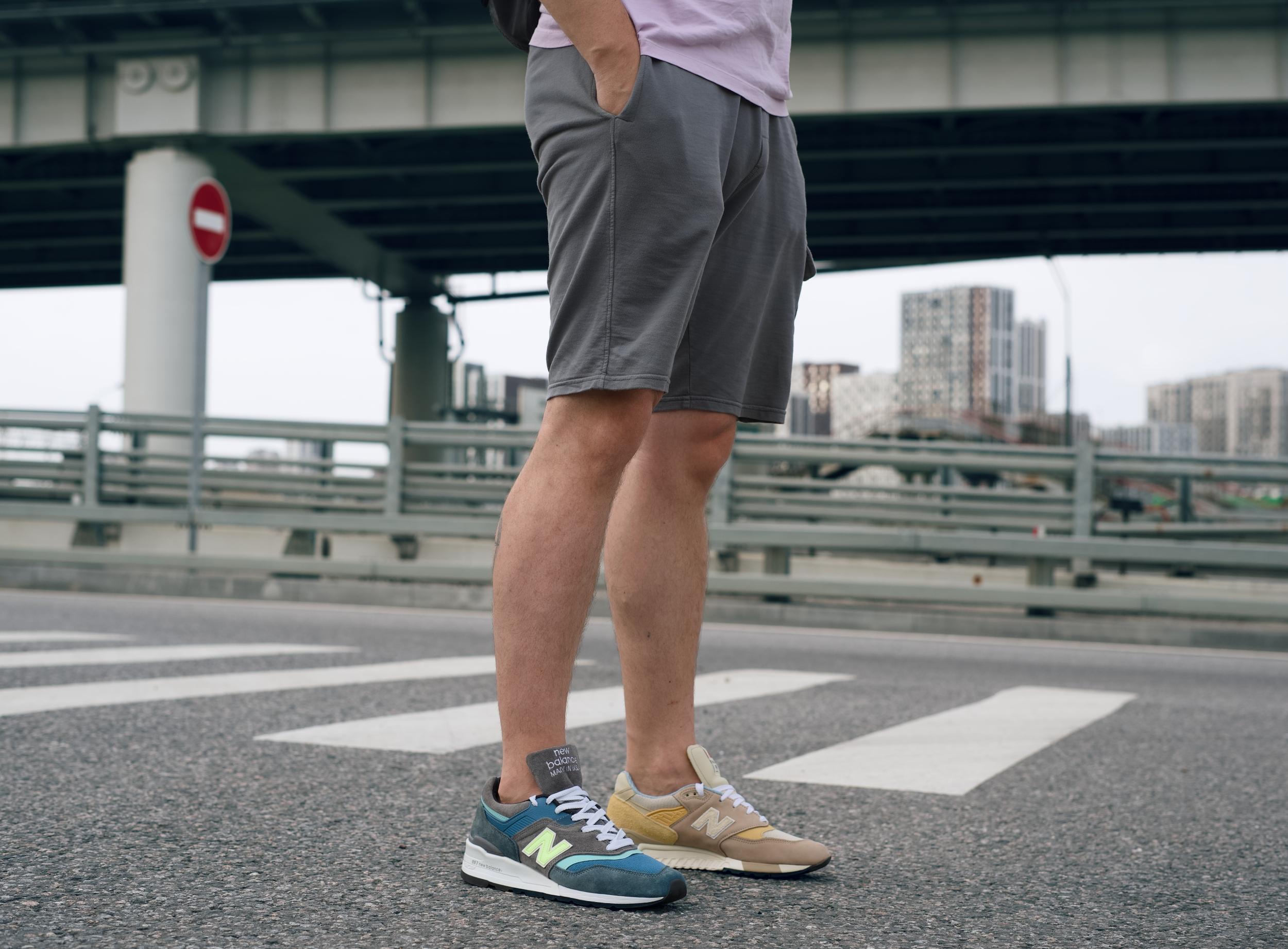 Эти две модели — вершина эволюции культовой линейки 990 от New Balance, сочетающей инновации, качество и стиль, который актуально смотрится даже сейчас — спустя десятки лет после своего дебюта. Несмотря на внешнее сходство и общую философию "made in USA", кроссовки имеют принципиальные различия в технологиях, истории и позиционировании. Эти две модели — вершина эволюции культовой линейки 990 от New Balance, сочетающей инновации, качество и стиль, который актуально смотрится даже сейчас — спустя десятки лет после своего дебюта. Несмотря на внешнее сходство и общую философию "made in USA", кроссовки имеют принципиальные различия в технологиях, истории и позиционировании.