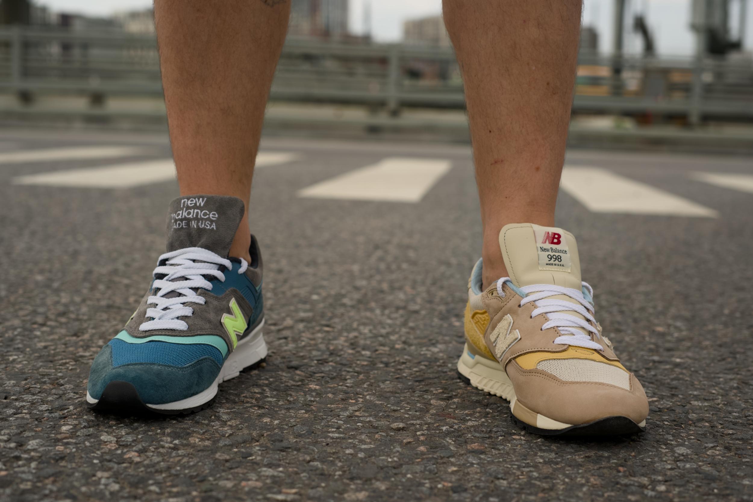Эти две модели — вершина эволюции культовой линейки 990 от New Balance, сочетающей инновации, качество и стиль, который актуально смотрится даже сейчас — спустя десятки лет после своего дебюта. Несмотря на внешнее сходство и общую философию "made in USA", кроссовки имеют принципиальные различия в технологиях, истории и позиционировании. Эти две модели — вершина эволюции культовой линейки 990 от New Balance, сочетающей инновации, качество и стиль, который актуально смотрится даже сейчас — спустя десятки лет после своего дебюта. Несмотря на внешнее сходство и общую философию "made in USA", кроссовки имеют принципиальные различия в технологиях, истории и позиционировании.