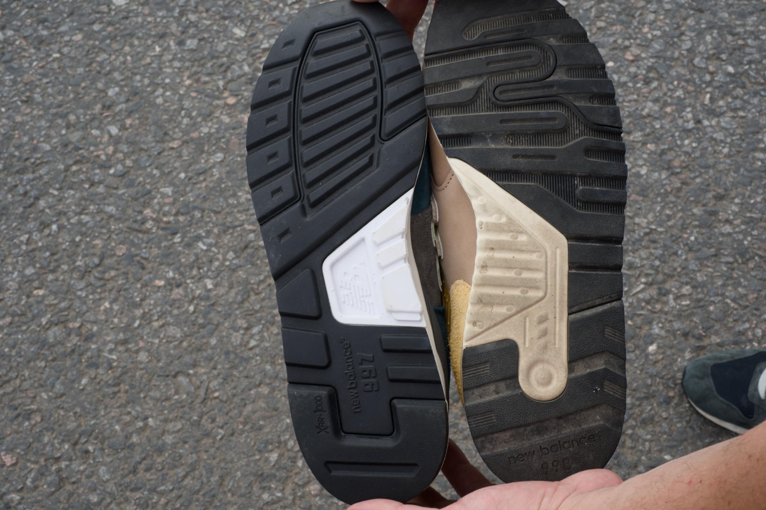 Эти две модели — вершина эволюции культовой линейки 990 от New Balance, сочетающей инновации, качество и стиль, который актуально смотрится даже сейчас — спустя десятки лет после своего дебюта. Несмотря на внешнее сходство и общую философию "made in USA", кроссовки имеют принципиальные различия в технологиях, истории и позиционировании. Эти две модели — вершина эволюции культовой линейки 990 от New Balance, сочетающей инновации, качество и стиль, который актуально смотрится даже сейчас — спустя десятки лет после своего дебюта. Несмотря на внешнее сходство и общую философию "made in USA", кроссовки имеют принципиальные различия в технологиях, истории и позиционировании.