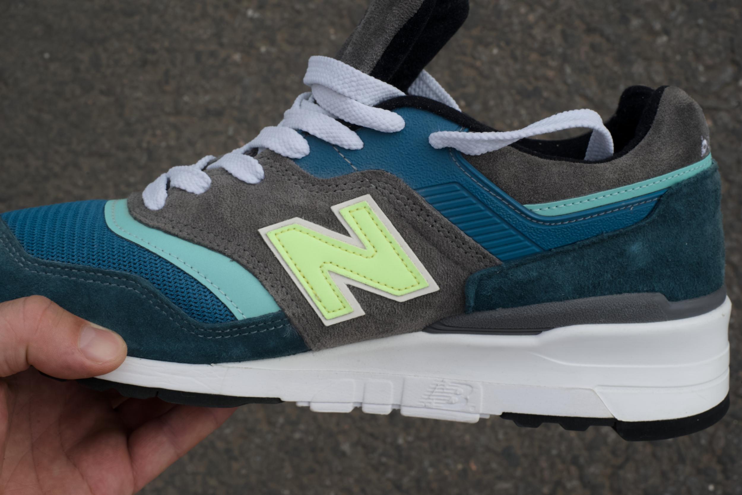 Эти две модели — вершина эволюции культовой линейки 990 от New Balance, сочетающей инновации, качество и стиль, который актуально смотрится даже сейчас — спустя десятки лет после своего дебюта. Несмотря на внешнее сходство и общую философию "made in USA", кроссовки имеют принципиальные различия в технологиях, истории и позиционировании. Эти две модели — вершина эволюции культовой линейки 990 от New Balance, сочетающей инновации, качество и стиль, который актуально смотрится даже сейчас — спустя десятки лет после своего дебюта. Несмотря на внешнее сходство и общую философию "made in USA", кроссовки имеют принципиальные различия в технологиях, истории и позиционировании.