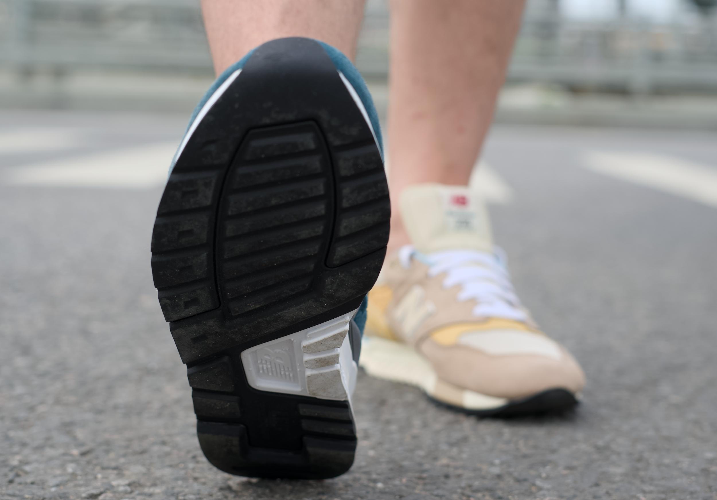 Эти две модели — вершина эволюции культовой линейки 990 от New Balance, сочетающей инновации, качество и стиль, который актуально смотрится даже сейчас — спустя десятки лет после своего дебюта. Несмотря на внешнее сходство и общую философию "made in USA", кроссовки имеют принципиальные различия в технологиях, истории и позиционировании. Эти две модели — вершина эволюции культовой линейки 990 от New Balance, сочетающей инновации, качество и стиль, который актуально смотрится даже сейчас — спустя десятки лет после своего дебюта. Несмотря на внешнее сходство и общую философию "made in USA", кроссовки имеют принципиальные различия в технологиях, истории и позиционировании.