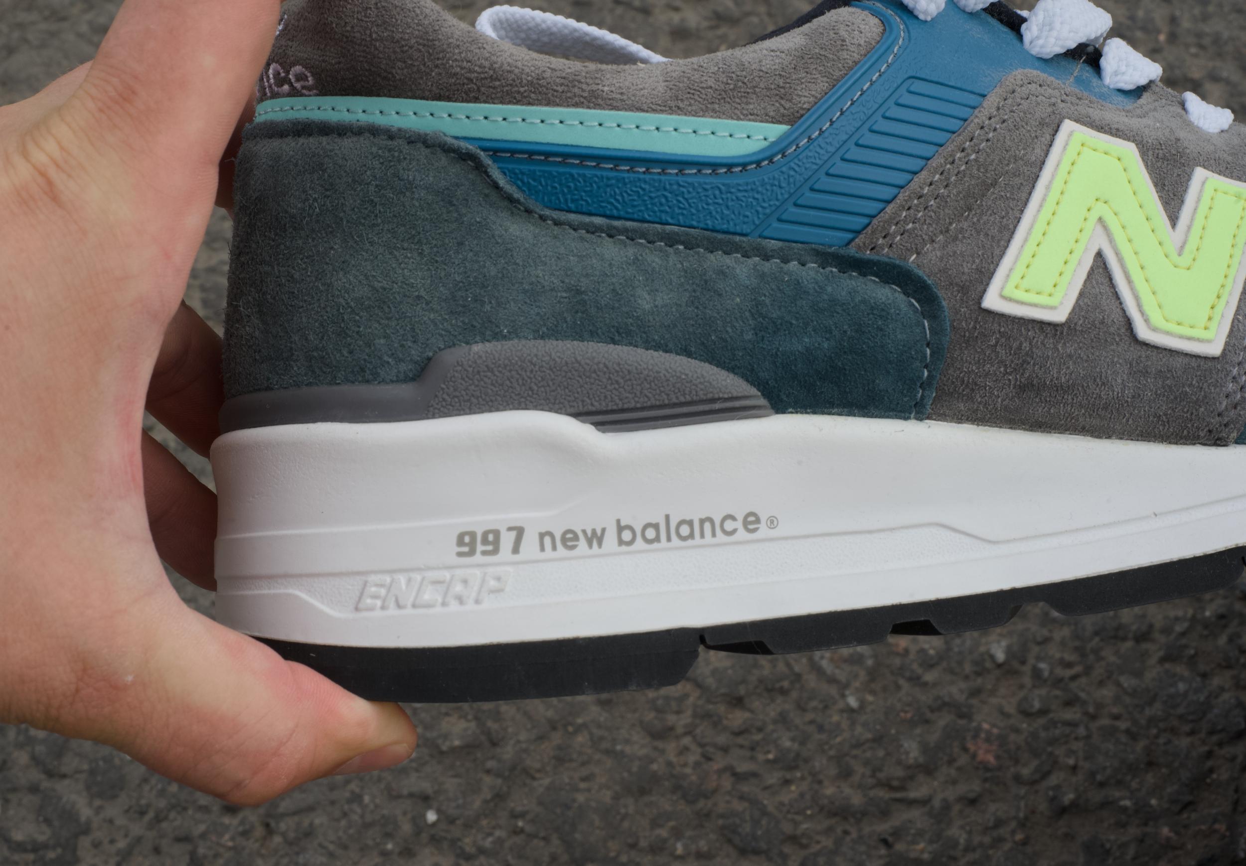 Эти две модели — вершина эволюции культовой линейки 990 от New Balance, сочетающей инновации, качество и стиль, который актуально смотрится даже сейчас — спустя десятки лет после своего дебюта. Несмотря на внешнее сходство и общую философию "made in USA", кроссовки имеют принципиальные различия в технологиях, истории и позиционировании. Эти две модели — вершина эволюции культовой линейки 990 от New Balance, сочетающей инновации, качество и стиль, который актуально смотрится даже сейчас — спустя десятки лет после своего дебюта. Несмотря на внешнее сходство и общую философию "made in USA", кроссовки имеют принципиальные различия в технологиях, истории и позиционировании.