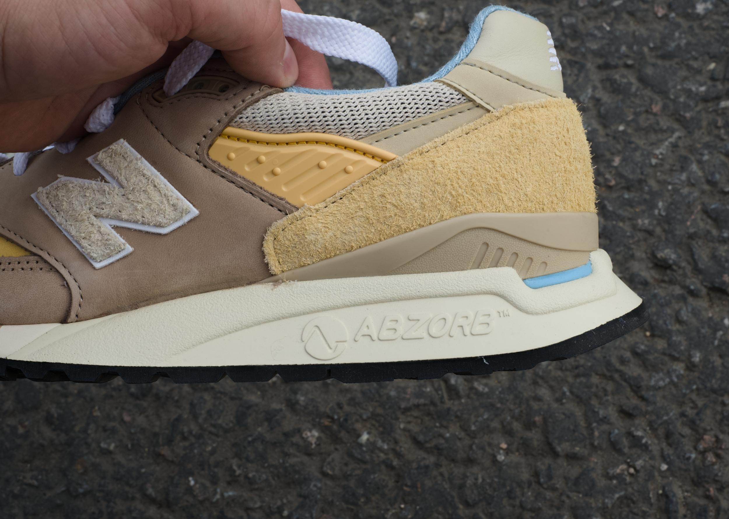 Эти две модели — вершина эволюции культовой линейки 990 от New Balance, сочетающей инновации, качество и стиль, который актуально смотрится даже сейчас — спустя десятки лет после своего дебюта. Несмотря на внешнее сходство и общую философию "made in USA", кроссовки имеют принципиальные различия в технологиях, истории и позиционировании. Эти две модели — вершина эволюции культовой линейки 990 от New Balance, сочетающей инновации, качество и стиль, который актуально смотрится даже сейчас — спустя десятки лет после своего дебюта. Несмотря на внешнее сходство и общую философию "made in USA", кроссовки имеют принципиальные различия в технологиях, истории и позиционировании.