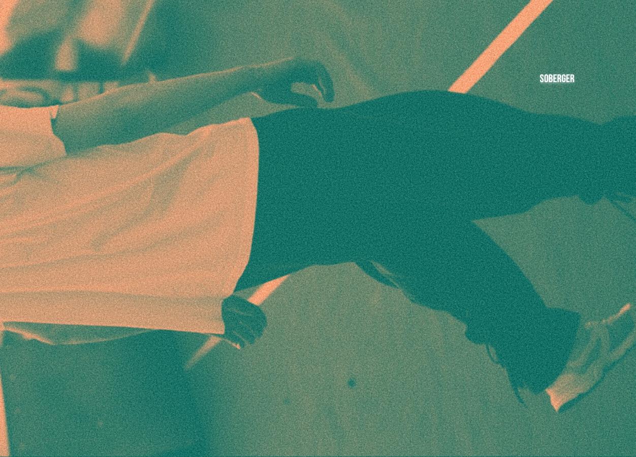 Знаете, что объединяет все мои любимые образы? Ощущение абсолютного комфорта и уверенности в том, что выглядишь уместно и круто. И чаще всего этот эффект дают не сложные комбинации, а грамотный дуэт брюк и футболки. Я собрал для вас подборку таких пар. Это не просто картинки из интернета — это мой выбор, мои предпочтения, мои реальные вещи. То, что я ношу сам и что посоветовал бы лучшему другу без тени сомнения. Поехали!