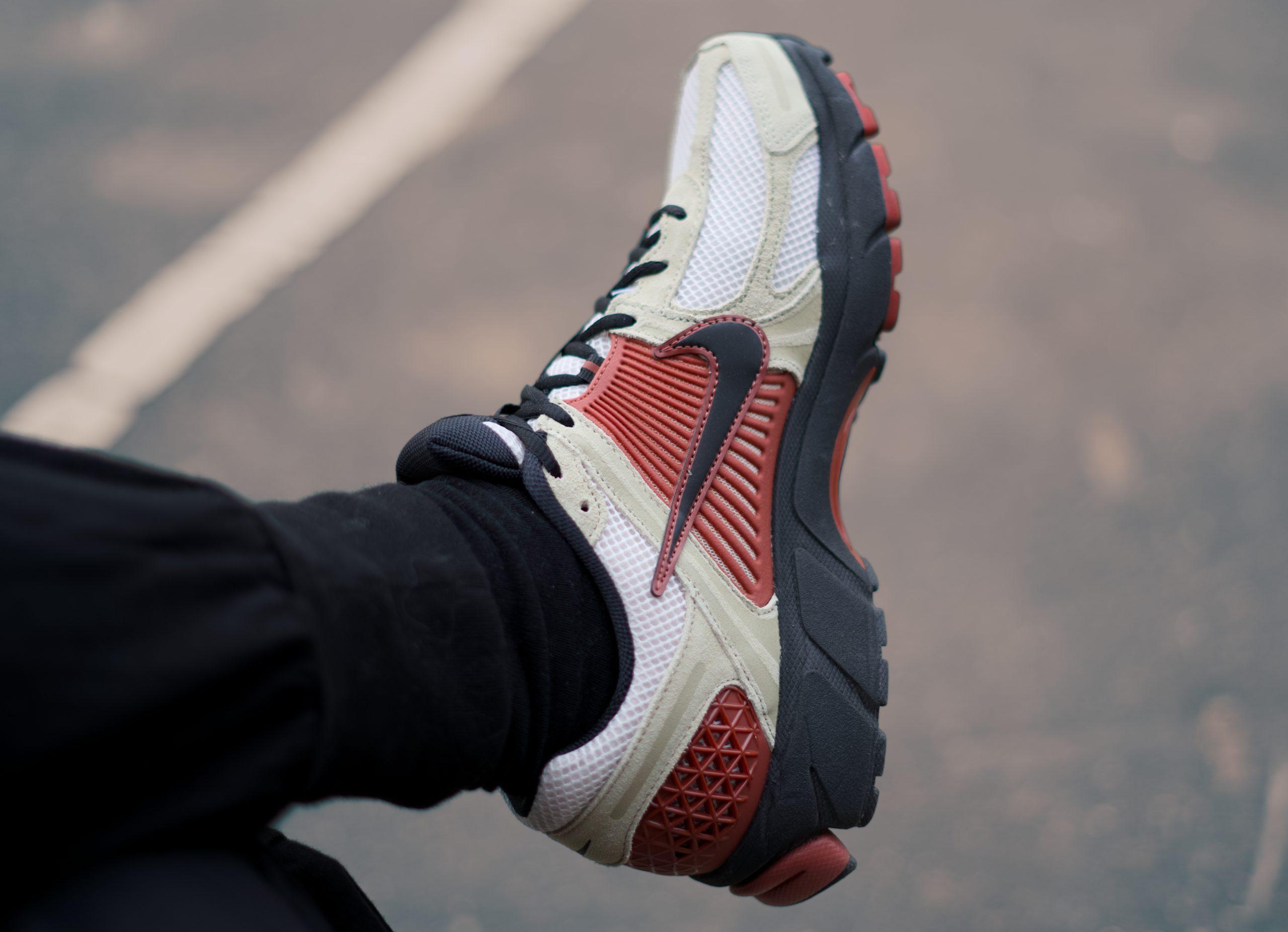 Вдохновленный тем, что мне на удивление зашла модель Nike Zoom Vomero Roam, решил протестировать ее собрата — Nike Zoom Vomero 5. Несмотря на то, что у моделей один и тот же родитель — беговая модель начала двухтысячных Nike Zoom Vomero – внешне они заметно отличаются друг от друга, да и ощущения у меня от них совершенно противоположные.