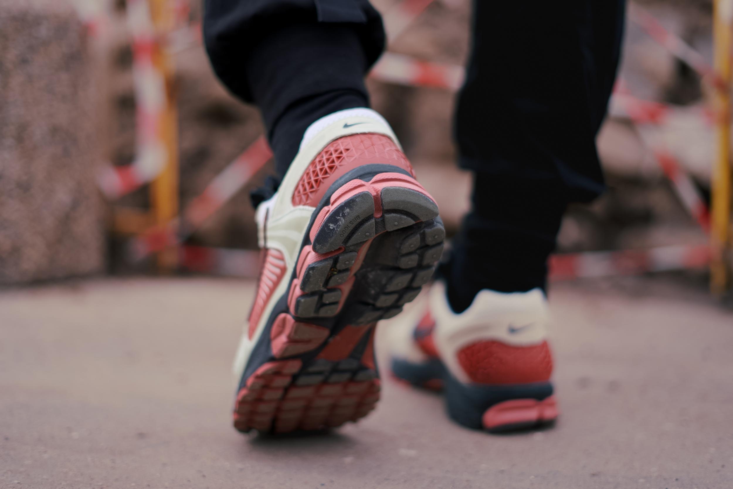 Вдохновленный тем, что мне на удивление зашла модель Nike Zoom Vomero Roam, решил протестировать ее собрата — Nike Zoom Vomero 5. Несмотря на то, что у моделей один и тот же родитель — беговая модель начала двухтысячных Nike Zoom Vomero – внешне они заметно отличаются друг от друга, да и ощущения у меня от них совершенно противоположные. Вдохновленный тем, что мне на удивление зашла модель Nike Zoom Vomero Roam, решил протестировать ее собрата — Nike Zoom Vomero 5. Несмотря на то, что у моделей один и тот же родитель — беговая модель начала двухтысячных Nike Zoom Vomero – внешне они заметно отличаются друг от друга, да и ощущения у меня от них совершенно противоположные.