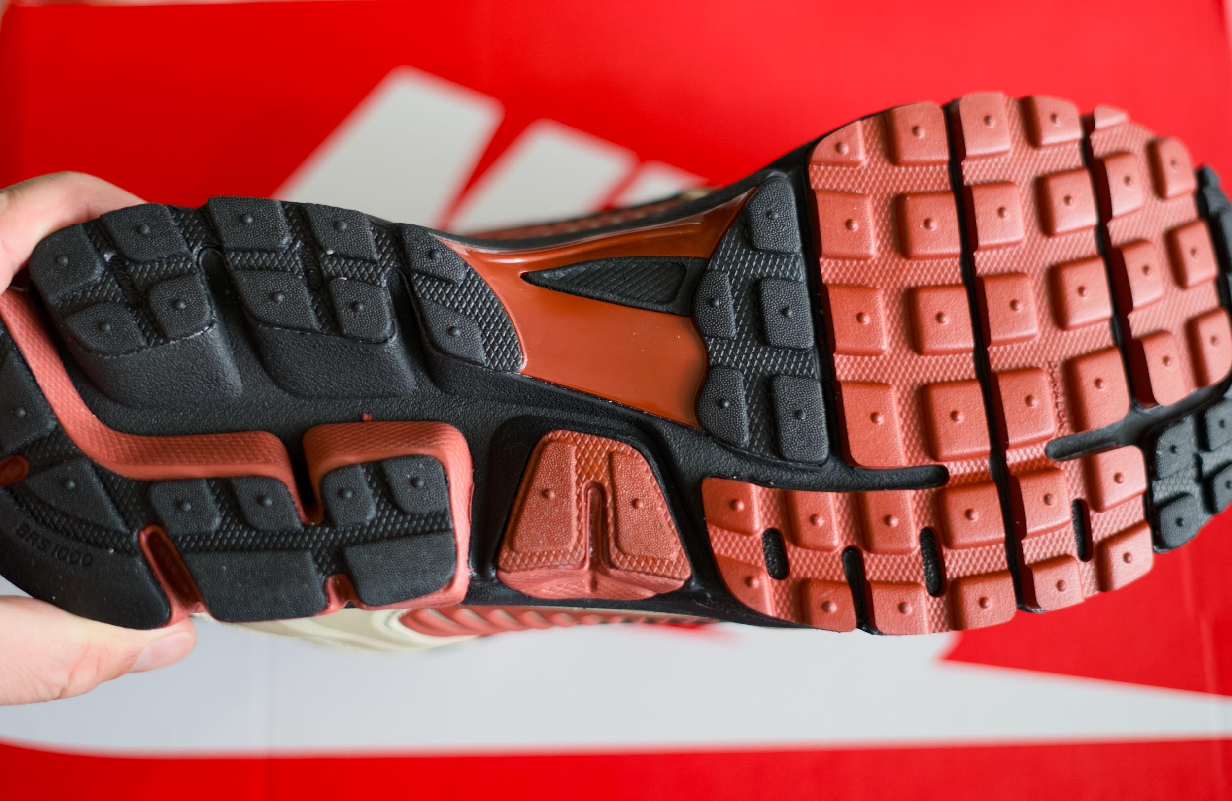 Вдохновленный тем, что мне на удивление зашла модель Nike Zoom Vomero Roam, решил протестировать ее собрата — Nike Zoom Vomero 5. Несмотря на то, что у моделей один и тот же родитель — беговая модель начала двухтысячных Nike Zoom Vomero – внешне они заметно отличаются друг от друга, да и ощущения у меня от них совершенно противоположные. Вдохновленный тем, что мне на удивление зашла модель Nike Zoom Vomero Roam, решил протестировать ее собрата — Nike Zoom Vomero 5. Несмотря на то, что у моделей один и тот же родитель — беговая модель начала двухтысячных Nike Zoom Vomero – внешне они заметно отличаются друг от друга, да и ощущения у меня от них совершенно противоположные.