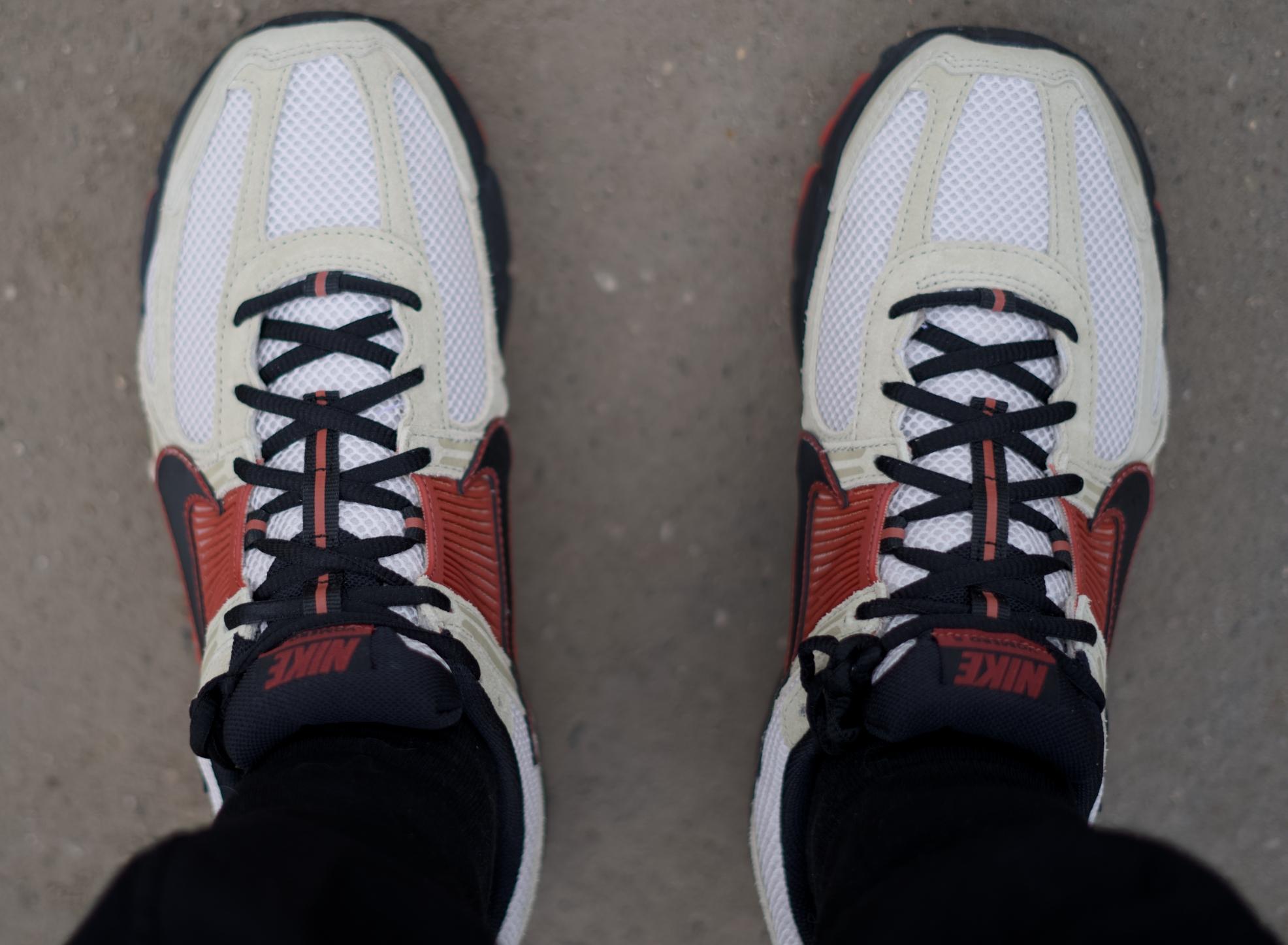 Вдохновленный тем, что мне на удивление зашла модель Nike Zoom Vomero Roam, решил протестировать ее собрата — Nike Zoom Vomero 5. Несмотря на то, что у моделей один и тот же родитель — беговая модель начала двухтысячных Nike Zoom Vomero – внешне они заметно отличаются друг от друга, да и ощущения у меня от них совершенно противоположные. Вдохновленный тем, что мне на удивление зашла модель Nike Zoom Vomero Roam, решил протестировать ее собрата — Nike Zoom Vomero 5. Несмотря на то, что у моделей один и тот же родитель — беговая модель начала двухтысячных Nike Zoom Vomero – внешне они заметно отличаются друг от друга, да и ощущения у меня от них совершенно противоположные.