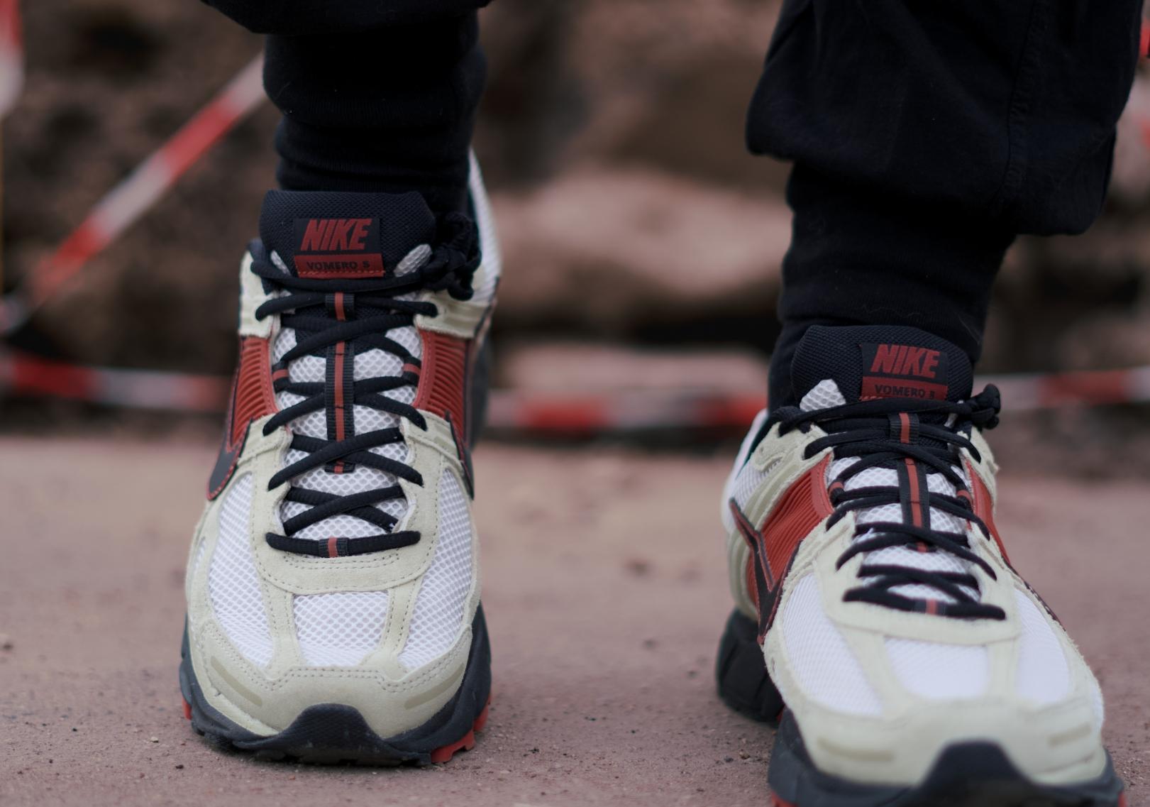 Вдохновленный тем, что мне на удивление зашла модель Nike Zoom Vomero Roam, решил протестировать ее собрата — Nike Zoom Vomero 5. Несмотря на то, что у моделей один и тот же родитель — беговая модель начала двухтысячных Nike Zoom Vomero – внешне они заметно отличаются друг от друга, да и ощущения у меня от них совершенно противоположные. Вдохновленный тем, что мне на удивление зашла модель Nike Zoom Vomero Roam, решил протестировать ее собрата — Nike Zoom Vomero 5. Несмотря на то, что у моделей один и тот же родитель — беговая модель начала двухтысячных Nike Zoom Vomero – внешне они заметно отличаются друг от друга, да и ощущения у меня от них совершенно противоположные.