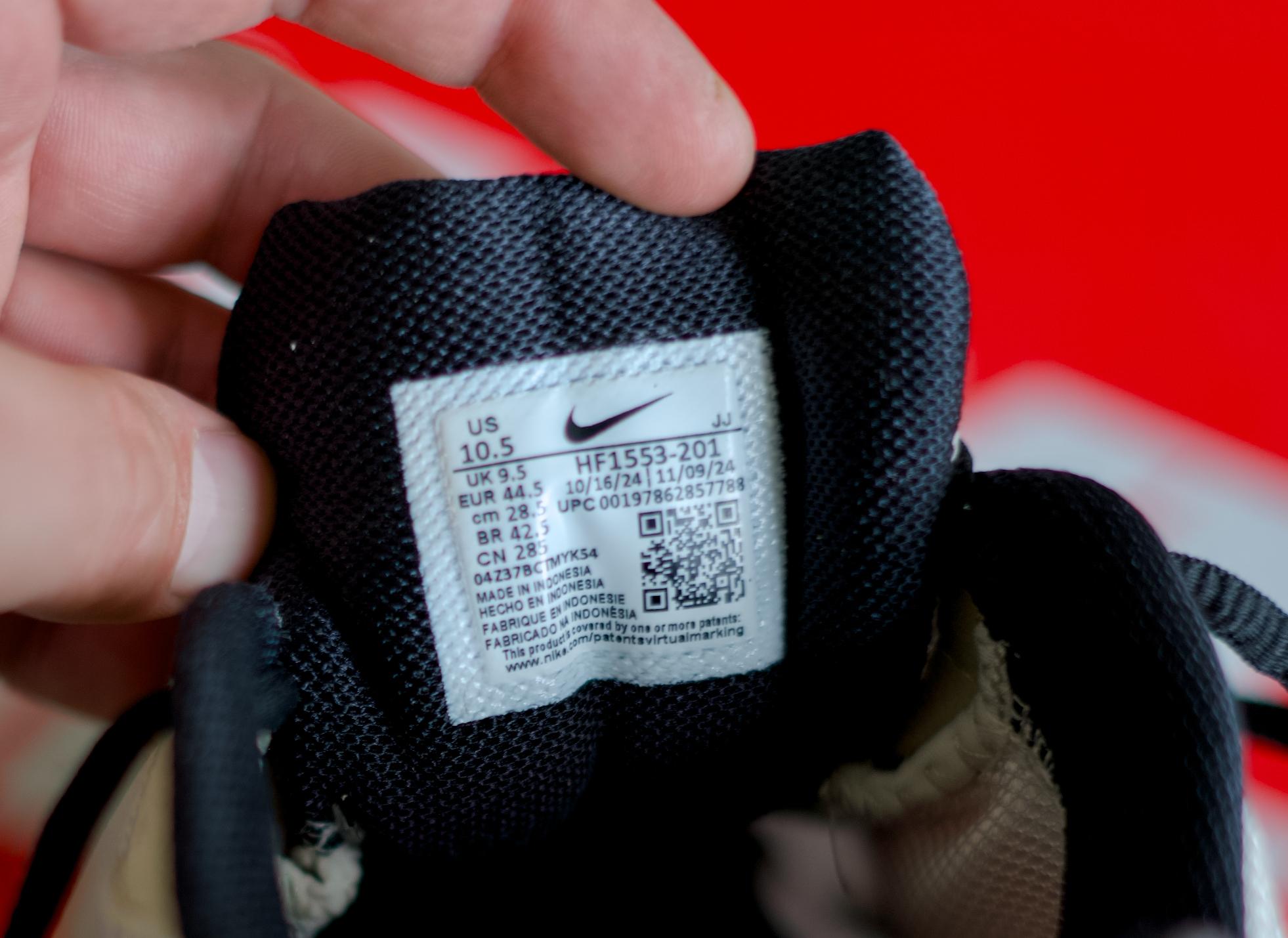 Вдохновленный тем, что мне на удивление зашла модель Nike Zoom Vomero Roam, решил протестировать ее собрата — Nike Zoom Vomero 5. Несмотря на то, что у моделей один и тот же родитель — беговая модель начала двухтысячных Nike Zoom Vomero – внешне они заметно отличаются друг от друга, да и ощущения у меня от них совершенно противоположные. Вдохновленный тем, что мне на удивление зашла модель Nike Zoom Vomero Roam, решил протестировать ее собрата — Nike Zoom Vomero 5. Несмотря на то, что у моделей один и тот же родитель — беговая модель начала двухтысячных Nike Zoom Vomero – внешне они заметно отличаются друг от друга, да и ощущения у меня от них совершенно противоположные.