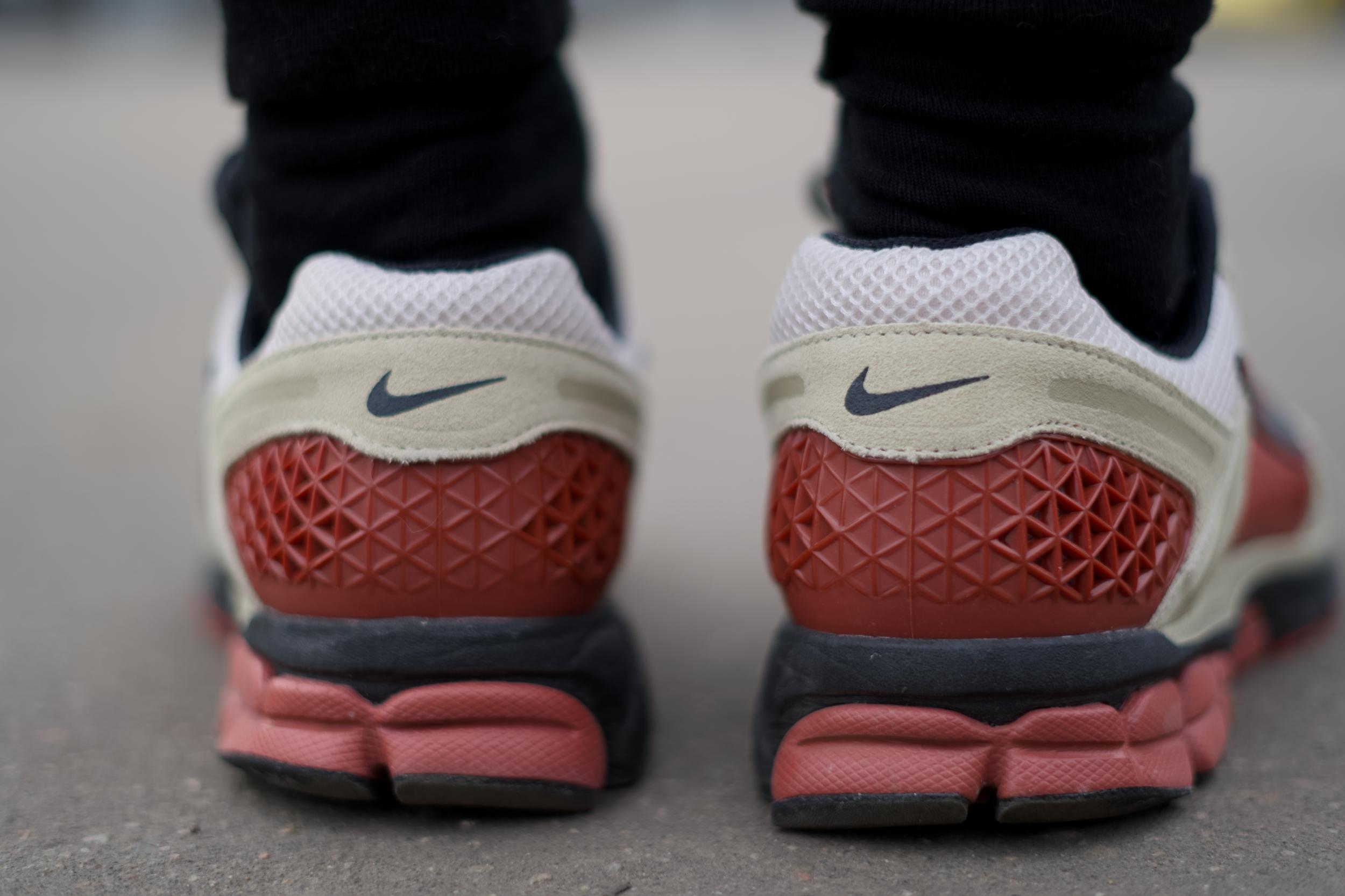Вдохновленный тем, что мне на удивление зашла модель Nike Zoom Vomero Roam, решил протестировать ее собрата — Nike Zoom Vomero 5. Несмотря на то, что у моделей один и тот же родитель — беговая модель начала двухтысячных Nike Zoom Vomero – внешне они заметно отличаются друг от друга, да и ощущения у меня от них совершенно противоположные. Вдохновленный тем, что мне на удивление зашла модель Nike Zoom Vomero Roam, решил протестировать ее собрата — Nike Zoom Vomero 5. Несмотря на то, что у моделей один и тот же родитель — беговая модель начала двухтысячных Nike Zoom Vomero – внешне они заметно отличаются друг от друга, да и ощущения у меня от них совершенно противоположные.