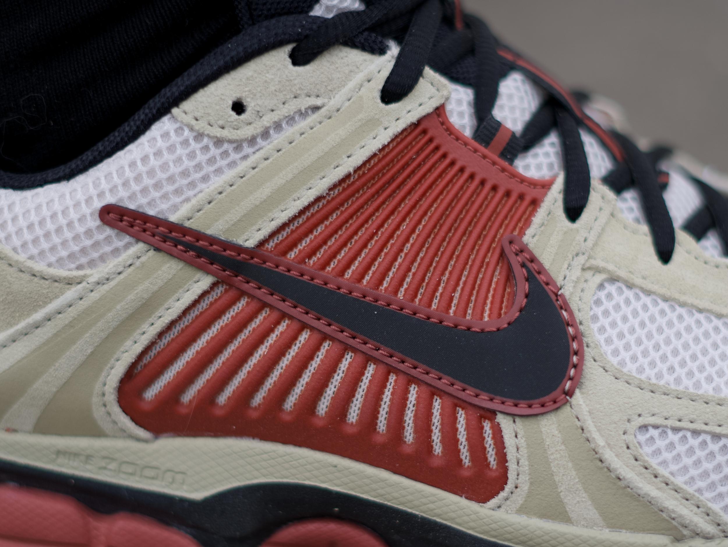 Вдохновленный тем, что мне на удивление зашла модель Nike Zoom Vomero Roam, решил протестировать ее собрата — Nike Zoom Vomero 5. Несмотря на то, что у моделей один и тот же родитель — беговая модель начала двухтысячных Nike Zoom Vomero – внешне они заметно отличаются друг от друга, да и ощущения у меня от них совершенно противоположные. Вдохновленный тем, что мне на удивление зашла модель Nike Zoom Vomero Roam, решил протестировать ее собрата — Nike Zoom Vomero 5. Несмотря на то, что у моделей один и тот же родитель — беговая модель начала двухтысячных Nike Zoom Vomero – внешне они заметно отличаются друг от друга, да и ощущения у меня от них совершенно противоположные.
