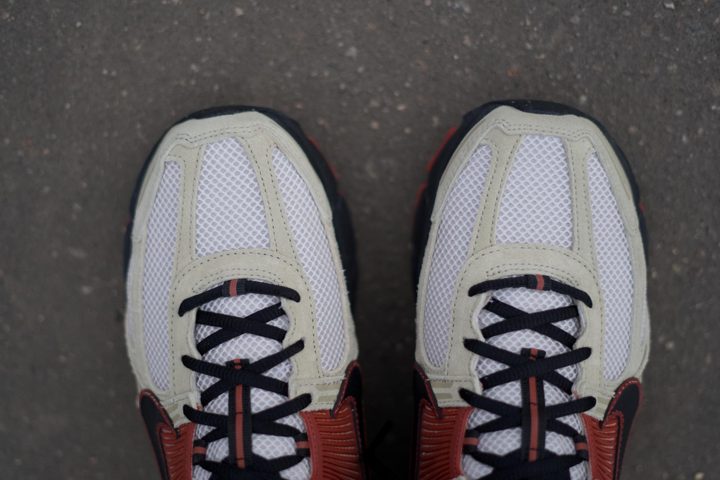 Вдохновленный тем, что мне на удивление зашла модель Nike Zoom Vomero Roam, решил протестировать ее собрата — Nike Zoom Vomero 5. Несмотря на то, что у моделей один и тот же родитель — беговая модель начала двухтысячных Nike Zoom Vomero – внешне они заметно отличаются друг от друга, да и ощущения у меня от них совершенно противоположные. Вдохновленный тем, что мне на удивление зашла модель Nike Zoom Vomero Roam, решил протестировать ее собрата — Nike Zoom Vomero 5. Несмотря на то, что у моделей один и тот же родитель — беговая модель начала двухтысячных Nike Zoom Vomero – внешне они заметно отличаются друг от друга, да и ощущения у меня от них совершенно противоположные.