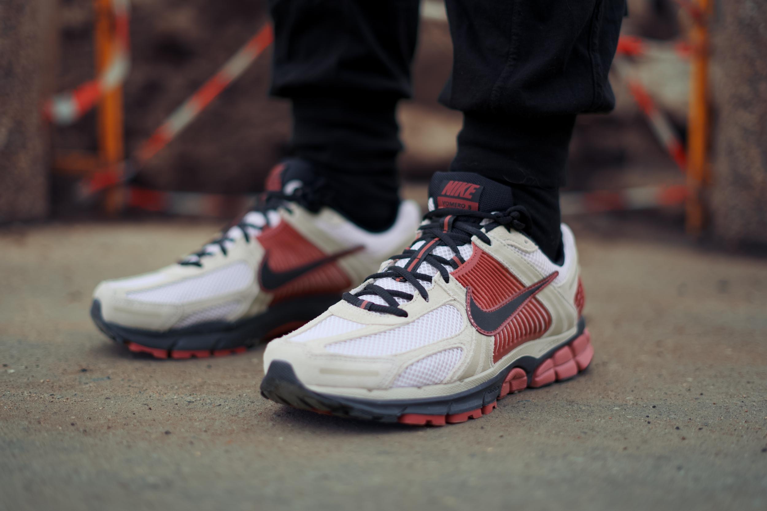 Вдохновленный тем, что мне на удивление зашла модель Nike Zoom Vomero Roam, решил протестировать ее собрата — Nike Zoom Vomero 5. Несмотря на то, что у моделей один и тот же родитель — беговая модель начала двухтысячных Nike Zoom Vomero – внешне они заметно отличаются друг от друга, да и ощущения у меня от них совершенно противоположные. Вдохновленный тем, что мне на удивление зашла модель Nike Zoom Vomero Roam, решил протестировать ее собрата — Nike Zoom Vomero 5. Несмотря на то, что у моделей один и тот же родитель — беговая модель начала двухтысячных Nike Zoom Vomero – внешне они заметно отличаются друг от друга, да и ощущения у меня от них совершенно противоположные.