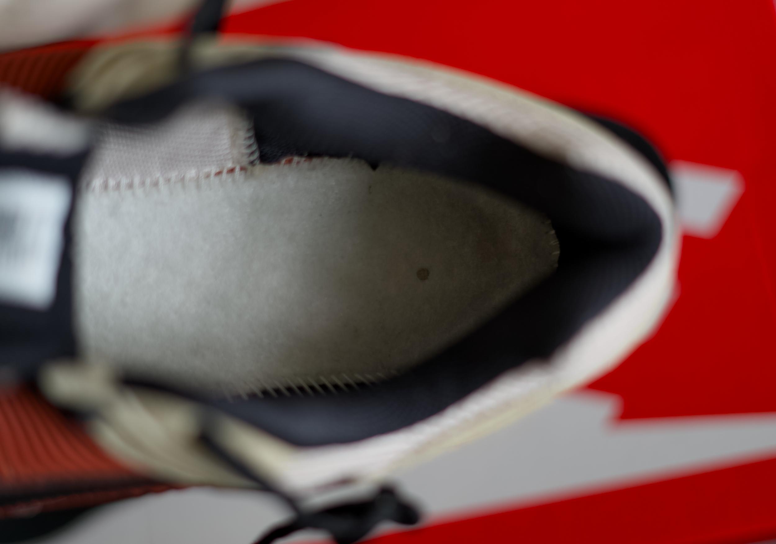 Вдохновленный тем, что мне на удивление зашла модель Nike Zoom Vomero Roam, решил протестировать ее собрата — Nike Zoom Vomero 5. Несмотря на то, что у моделей один и тот же родитель — беговая модель начала двухтысячных Nike Zoom Vomero – внешне они заметно отличаются друг от друга, да и ощущения у меня от них совершенно противоположные. Вдохновленный тем, что мне на удивление зашла модель Nike Zoom Vomero Roam, решил протестировать ее собрата — Nike Zoom Vomero 5. Несмотря на то, что у моделей один и тот же родитель — беговая модель начала двухтысячных Nike Zoom Vomero – внешне они заметно отличаются друг от друга, да и ощущения у меня от них совершенно противоположные.