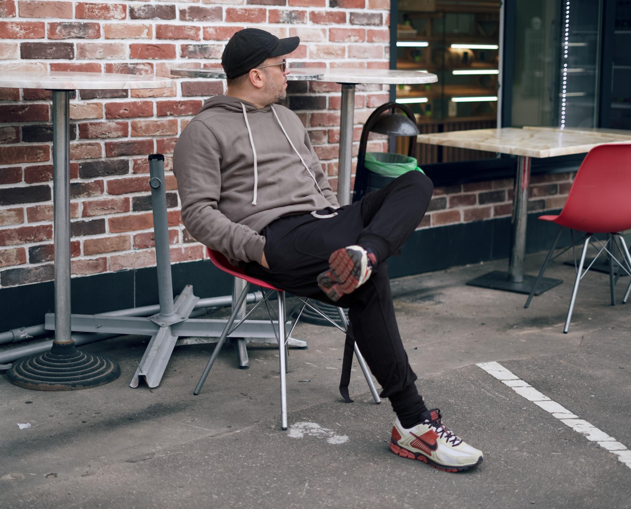 Вдохновленный тем, что мне на удивление зашла модель Nike Zoom Vomero Roam, решил протестировать ее собрата — Nike Zoom Vomero 5. Несмотря на то, что у моделей один и тот же родитель — беговая модель начала двухтысячных Nike Zoom Vomero – внешне они заметно отличаются друг от друга, да и ощущения у меня от них совершенно противоположные. Вдохновленный тем, что мне на удивление зашла модель Nike Zoom Vomero Roam, решил протестировать ее собрата — Nike Zoom Vomero 5. Несмотря на то, что у моделей один и тот же родитель — беговая модель начала двухтысячных Nike Zoom Vomero – внешне они заметно отличаются друг от друга, да и ощущения у меня от них совершенно противоположные.