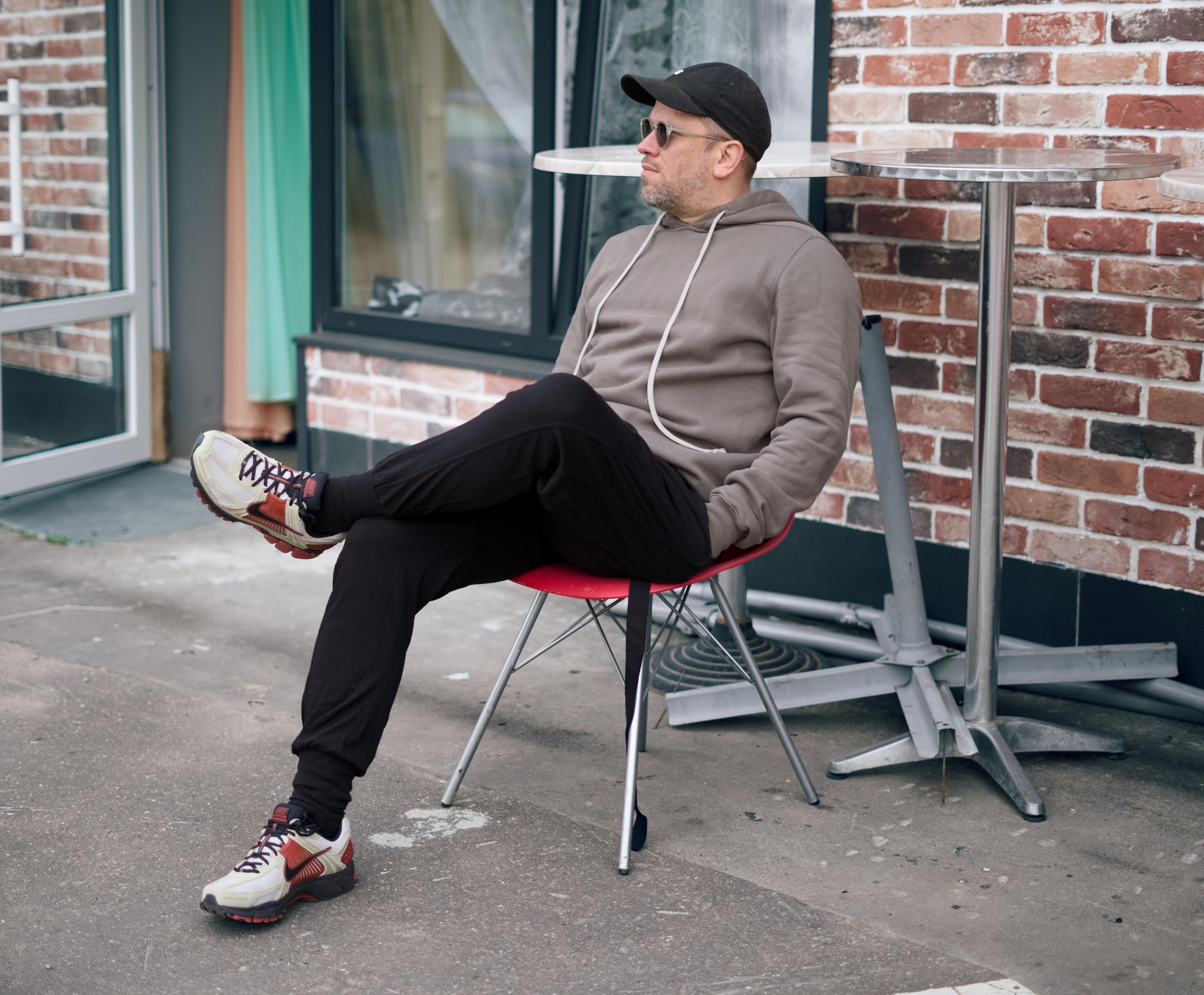 Вдохновленный тем, что мне на удивление зашла модель Nike Zoom Vomero Roam, решил протестировать ее собрата — Nike Zoom Vomero 5. Несмотря на то, что у моделей один и тот же родитель — беговая модель начала двухтысячных Nike Zoom Vomero – внешне они заметно отличаются друг от друга, да и ощущения у меня от них совершенно противоположные. Вдохновленный тем, что мне на удивление зашла модель Nike Zoom Vomero Roam, решил протестировать ее собрата — Nike Zoom Vomero 5. Несмотря на то, что у моделей один и тот же родитель — беговая модель начала двухтысячных Nike Zoom Vomero – внешне они заметно отличаются друг от друга, да и ощущения у меня от них совершенно противоположные.