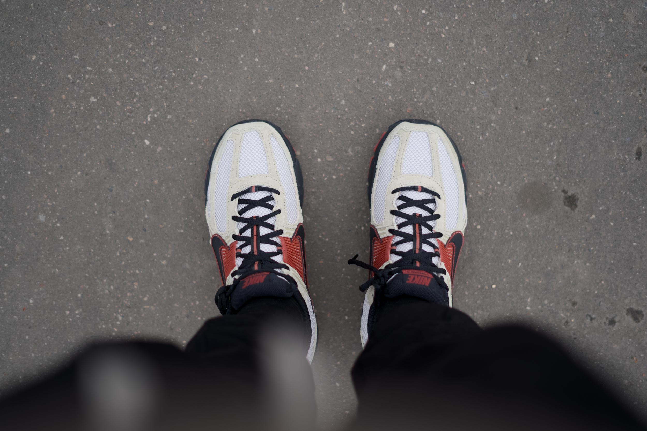 Вдохновленный тем, что мне на удивление зашла модель Nike Zoom Vomero Roam, решил протестировать ее собрата — Nike Zoom Vomero 5. Несмотря на то, что у моделей один и тот же родитель — беговая модель начала двухтысячных Nike Zoom Vomero – внешне они заметно отличаются друг от друга, да и ощущения у меня от них совершенно противоположные. Вдохновленный тем, что мне на удивление зашла модель Nike Zoom Vomero Roam, решил протестировать ее собрата — Nike Zoom Vomero 5. Несмотря на то, что у моделей один и тот же родитель — беговая модель начала двухтысячных Nike Zoom Vomero – внешне они заметно отличаются друг от друга, да и ощущения у меня от них совершенно противоположные.