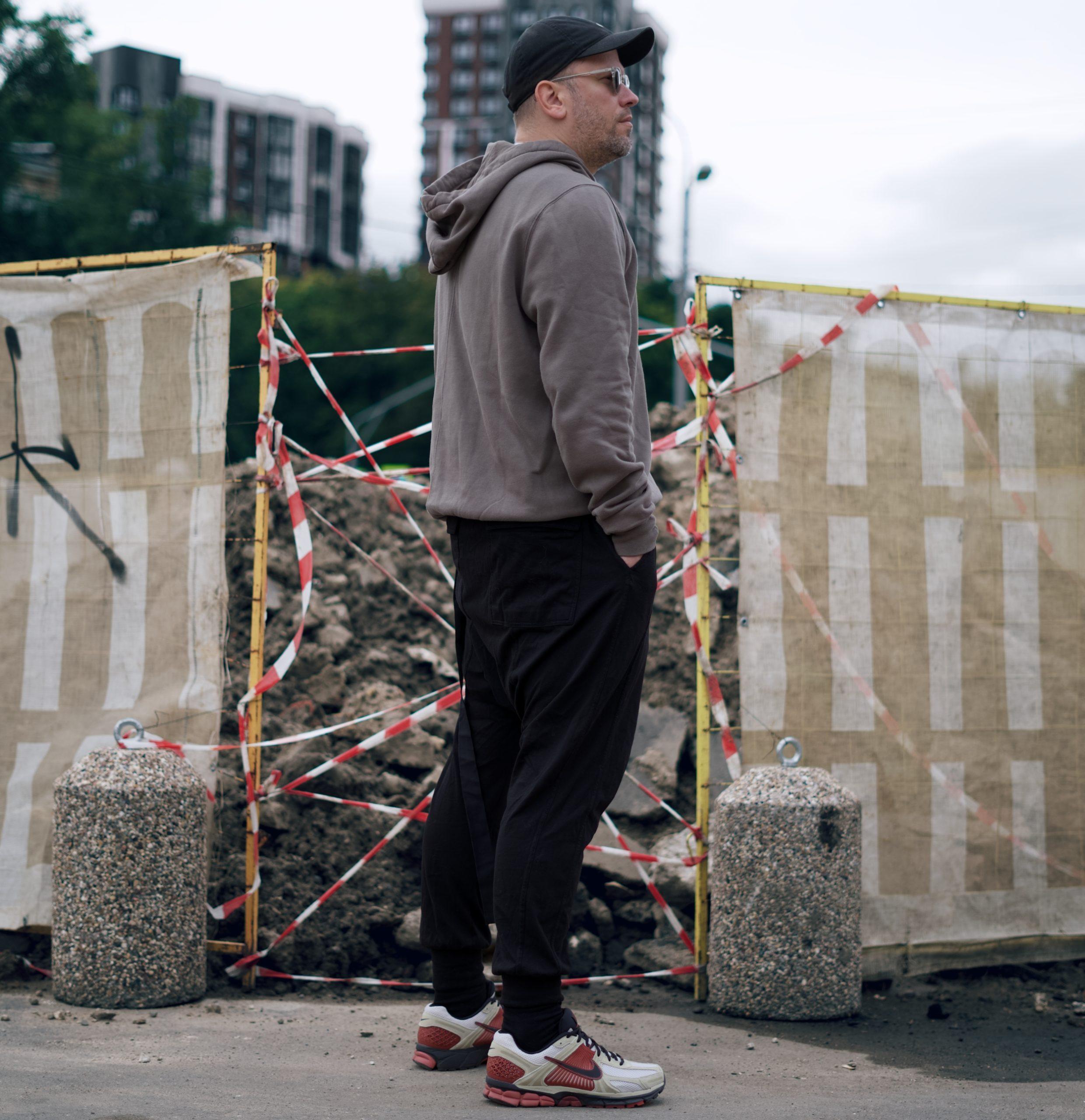 Вдохновленный тем, что мне на удивление зашла модель Nike Zoom Vomero Roam, решил протестировать ее собрата — Nike Zoom Vomero 5. Несмотря на то, что у моделей один и тот же родитель — беговая модель начала двухтысячных Nike Zoom Vomero – внешне они заметно отличаются друг от друга, да и ощущения у меня от них совершенно противоположные. Вдохновленный тем, что мне на удивление зашла модель Nike Zoom Vomero Roam, решил протестировать ее собрата — Nike Zoom Vomero 5. Несмотря на то, что у моделей один и тот же родитель — беговая модель начала двухтысячных Nike Zoom Vomero – внешне они заметно отличаются друг от друга, да и ощущения у меня от них совершенно противоположные.