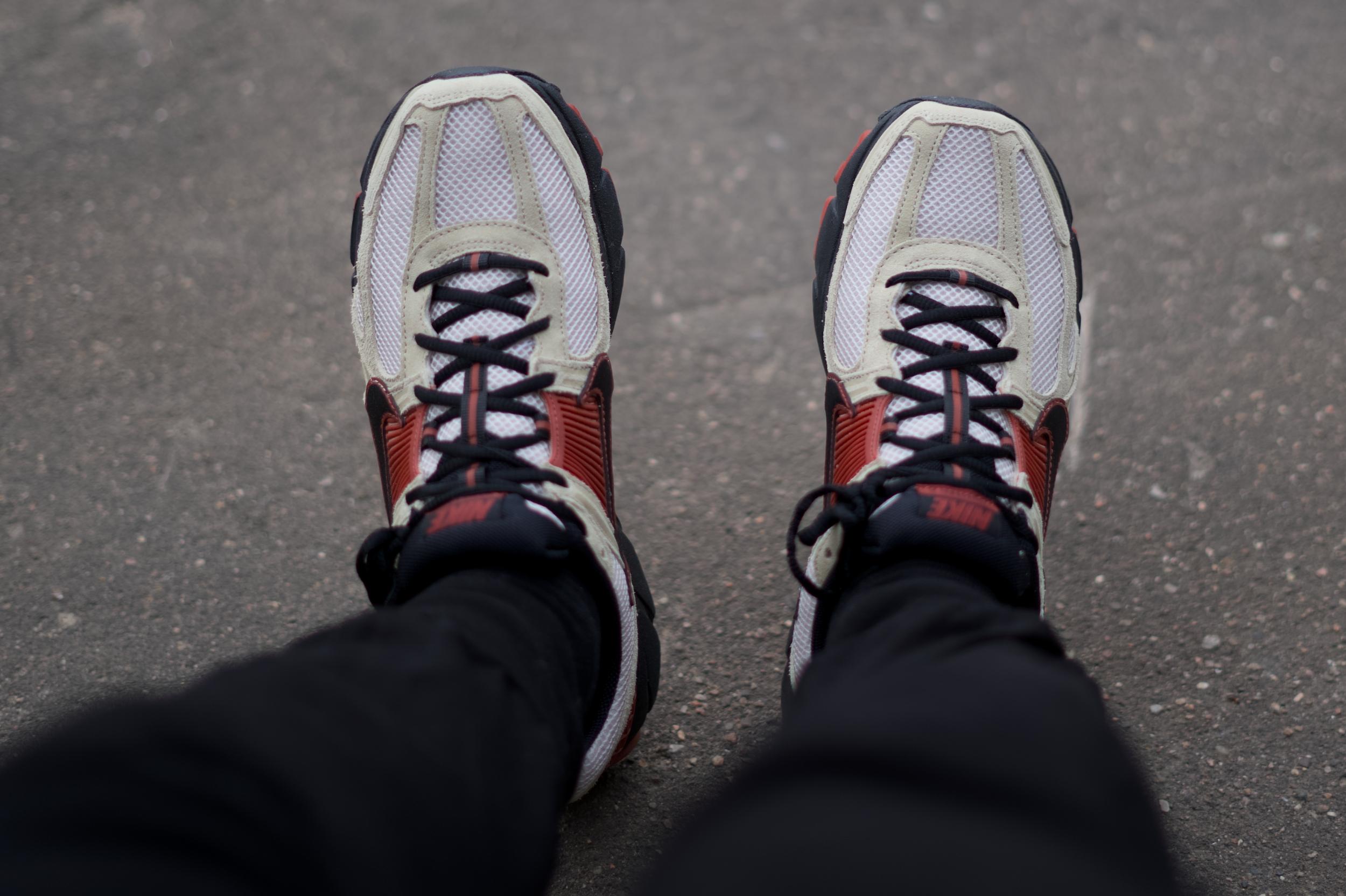 Вдохновленный тем, что мне на удивление зашла модель Nike Zoom Vomero Roam, решил протестировать ее собрата — Nike Zoom Vomero 5. Несмотря на то, что у моделей один и тот же родитель — беговая модель начала двухтысячных Nike Zoom Vomero – внешне они заметно отличаются друг от друга, да и ощущения у меня от них совершенно противоположные. Вдохновленный тем, что мне на удивление зашла модель Nike Zoom Vomero Roam, решил протестировать ее собрата — Nike Zoom Vomero 5. Несмотря на то, что у моделей один и тот же родитель — беговая модель начала двухтысячных Nike Zoom Vomero – внешне они заметно отличаются друг от друга, да и ощущения у меня от них совершенно противоположные.