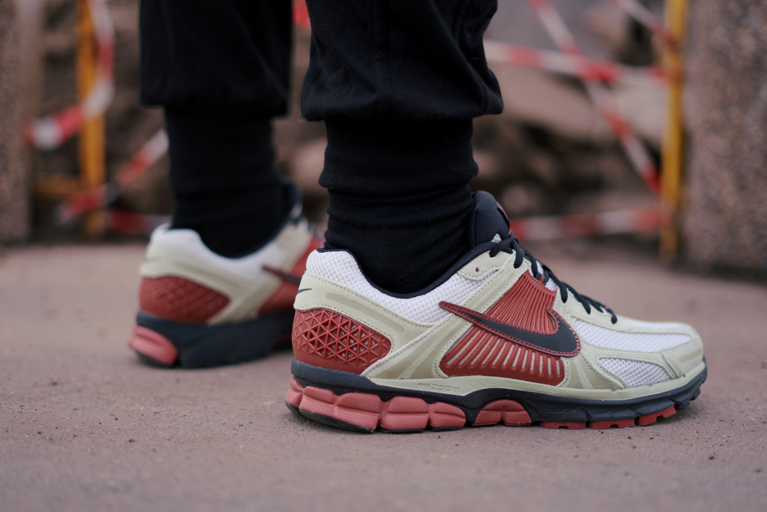 Вдохновленный тем, что мне на удивление зашла модель Nike Zoom Vomero Roam, решил протестировать ее собрата — Nike Zoom Vomero 5. Несмотря на то, что у моделей один и тот же родитель — беговая модель начала двухтысячных Nike Zoom Vomero – внешне они заметно отличаются друг от друга, да и ощущения у меня от них совершенно противоположные. Вдохновленный тем, что мне на удивление зашла модель Nike Zoom Vomero Roam, решил протестировать ее собрата — Nike Zoom Vomero 5. Несмотря на то, что у моделей один и тот же родитель — беговая модель начала двухтысячных Nike Zoom Vomero – внешне они заметно отличаются друг от друга, да и ощущения у меня от них совершенно противоположные.