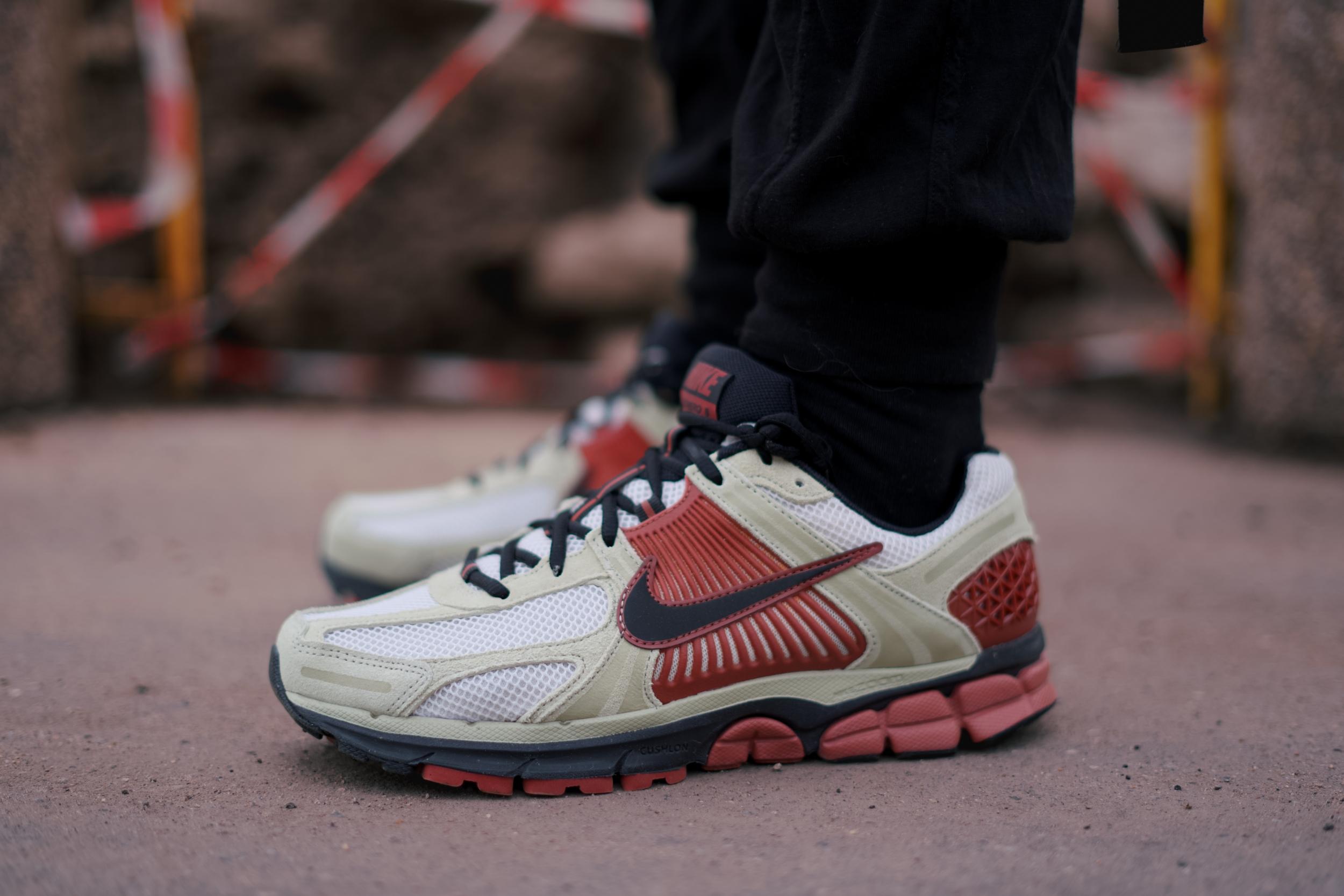 Вдохновленный тем, что мне на удивление зашла модель Nike Zoom Vomero Roam, решил протестировать ее собрата — Nike Zoom Vomero 5. Несмотря на то, что у моделей один и тот же родитель — беговая модель начала двухтысячных Nike Zoom Vomero – внешне они заметно отличаются друг от друга, да и ощущения у меня от них совершенно противоположные. Вдохновленный тем, что мне на удивление зашла модель Nike Zoom Vomero Roam, решил протестировать ее собрата — Nike Zoom Vomero 5. Несмотря на то, что у моделей один и тот же родитель — беговая модель начала двухтысячных Nike Zoom Vomero – внешне они заметно отличаются друг от друга, да и ощущения у меня от них совершенно противоположные.