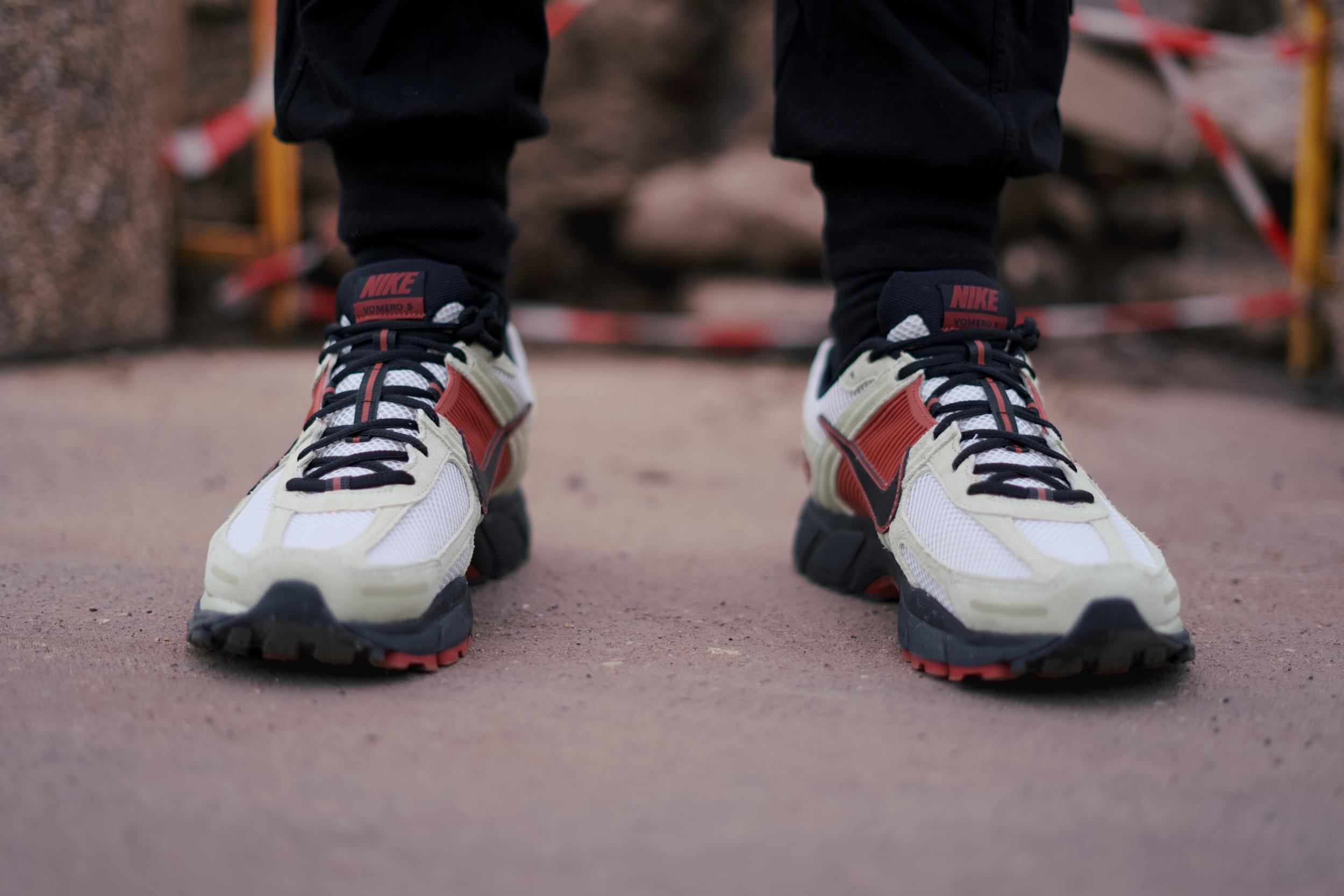 Вдохновленный тем, что мне на удивление зашла модель Nike Zoom Vomero Roam, решил протестировать ее собрата — Nike Zoom Vomero 5. Несмотря на то, что у моделей один и тот же родитель — беговая модель начала двухтысячных Nike Zoom Vomero – внешне они заметно отличаются друг от друга, да и ощущения у меня от них совершенно противоположные. Вдохновленный тем, что мне на удивление зашла модель Nike Zoom Vomero Roam, решил протестировать ее собрата — Nike Zoom Vomero 5. Несмотря на то, что у моделей один и тот же родитель — беговая модель начала двухтысячных Nike Zoom Vomero – внешне они заметно отличаются друг от друга, да и ощущения у меня от них совершенно противоположные.