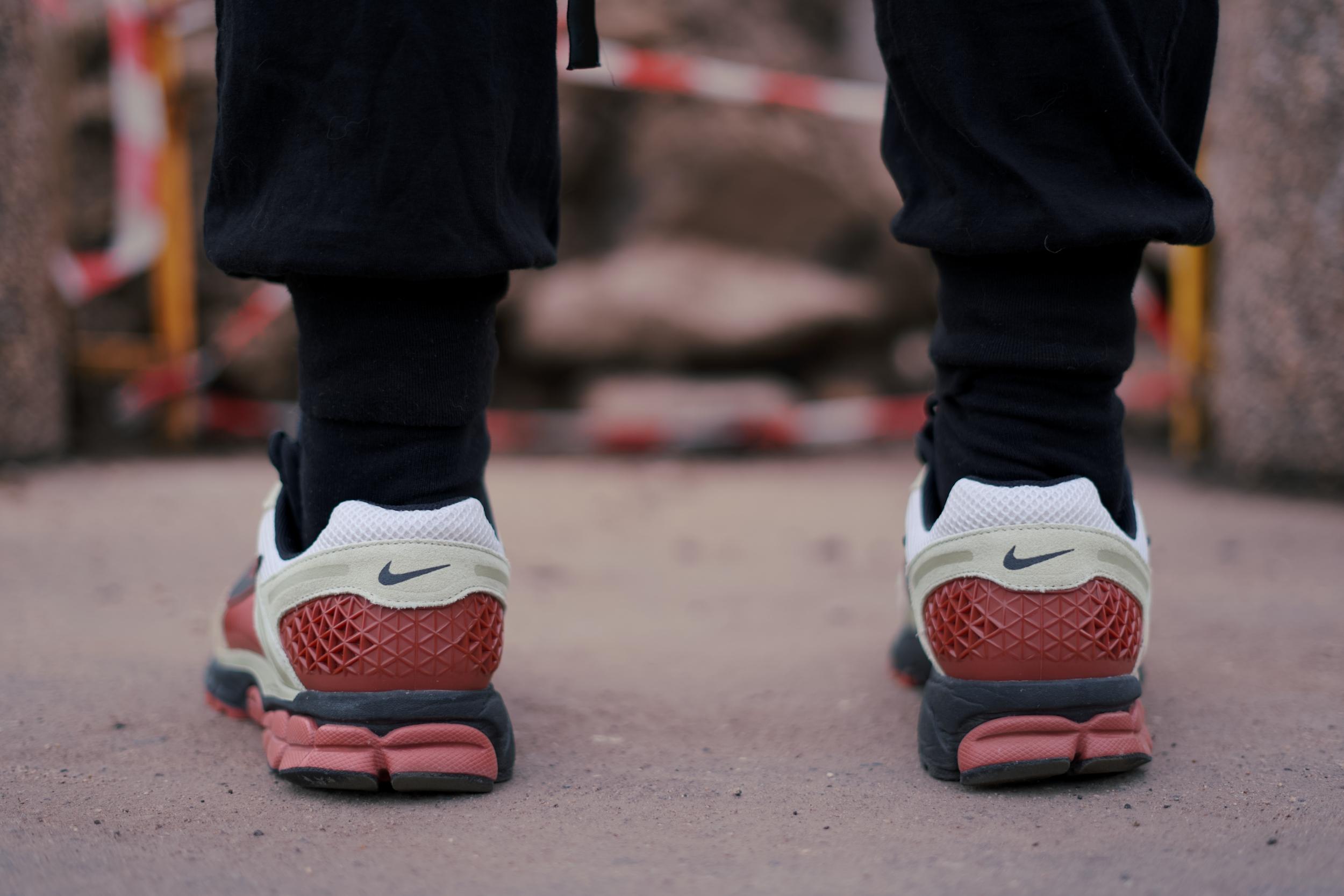 Вдохновленный тем, что мне на удивление зашла модель Nike Zoom Vomero Roam, решил протестировать ее собрата — Nike Zoom Vomero 5. Несмотря на то, что у моделей один и тот же родитель — беговая модель начала двухтысячных Nike Zoom Vomero – внешне они заметно отличаются друг от друга, да и ощущения у меня от них совершенно противоположные. Вдохновленный тем, что мне на удивление зашла модель Nike Zoom Vomero Roam, решил протестировать ее собрата — Nike Zoom Vomero 5. Несмотря на то, что у моделей один и тот же родитель — беговая модель начала двухтысячных Nike Zoom Vomero – внешне они заметно отличаются друг от друга, да и ощущения у меня от них совершенно противоположные.