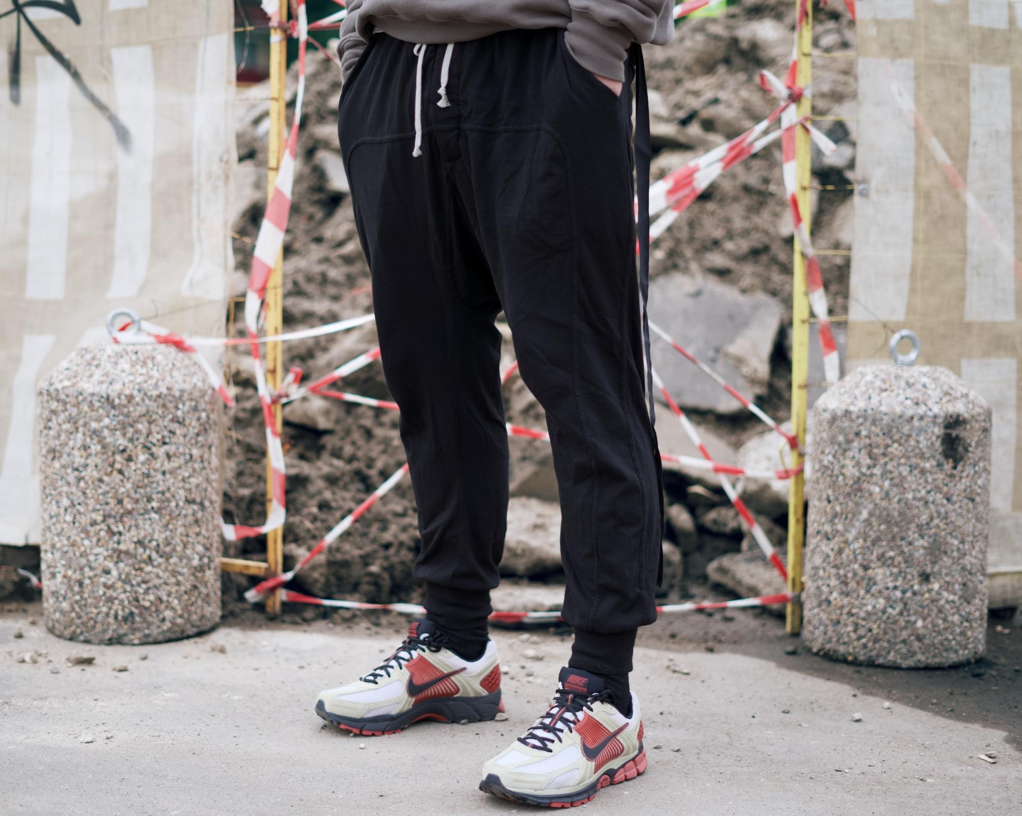 Вдохновленный тем, что мне на удивление зашла модель Nike Zoom Vomero Roam, решил протестировать ее собрата — Nike Zoom Vomero 5. Несмотря на то, что у моделей один и тот же родитель — беговая модель начала двухтысячных Nike Zoom Vomero – внешне они заметно отличаются друг от друга, да и ощущения у меня от них совершенно противоположные. Вдохновленный тем, что мне на удивление зашла модель Nike Zoom Vomero Roam, решил протестировать ее собрата — Nike Zoom Vomero 5. Несмотря на то, что у моделей один и тот же родитель — беговая модель начала двухтысячных Nike Zoom Vomero – внешне они заметно отличаются друг от друга, да и ощущения у меня от них совершенно противоположные.