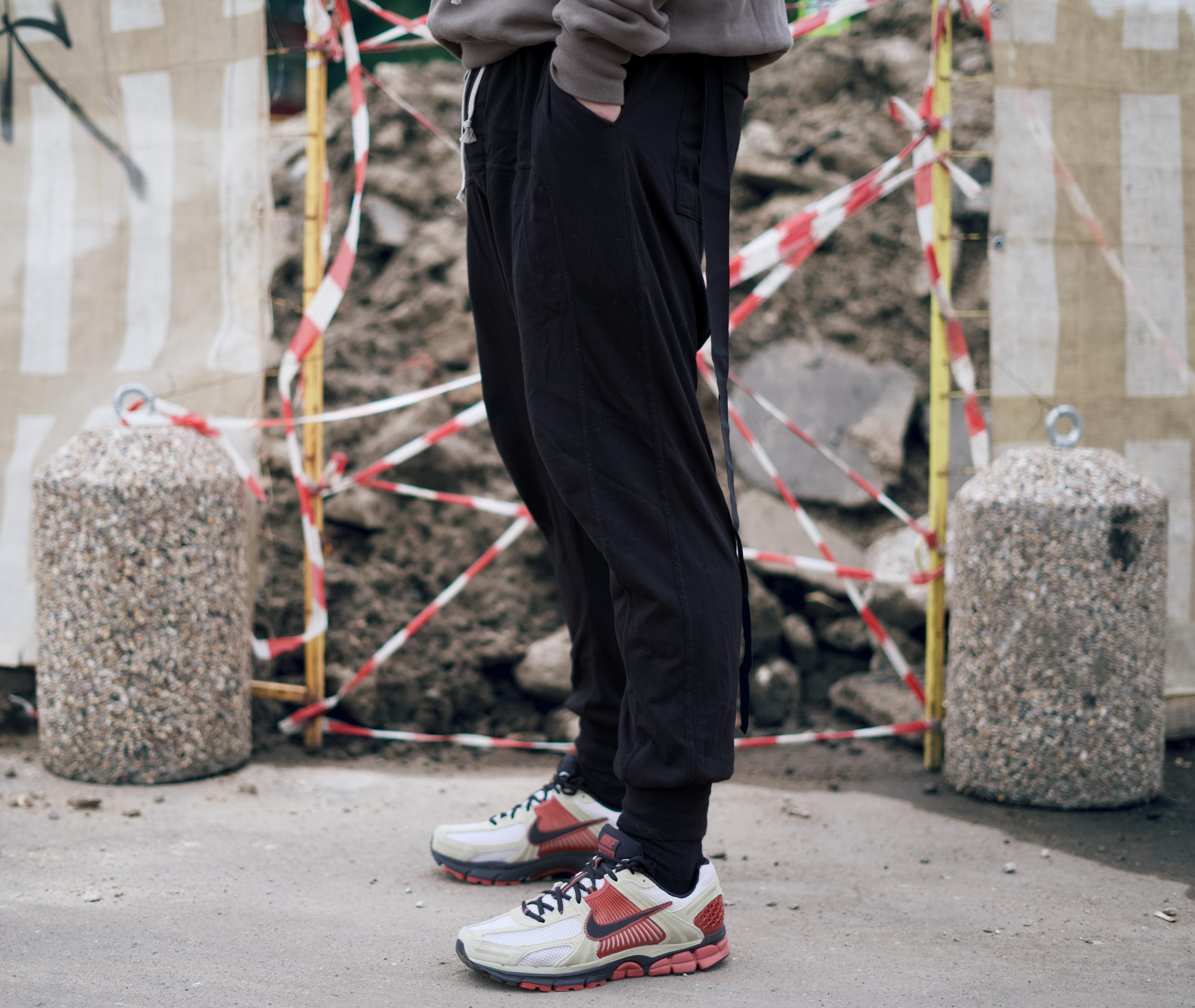 Вдохновленный тем, что мне на удивление зашла модель Nike Zoom Vomero Roam, решил протестировать ее собрата — Nike Zoom Vomero 5. Несмотря на то, что у моделей один и тот же родитель — беговая модель начала двухтысячных Nike Zoom Vomero – внешне они заметно отличаются друг от друга, да и ощущения у меня от них совершенно противоположные. Вдохновленный тем, что мне на удивление зашла модель Nike Zoom Vomero Roam, решил протестировать ее собрата — Nike Zoom Vomero 5. Несмотря на то, что у моделей один и тот же родитель — беговая модель начала двухтысячных Nike Zoom Vomero – внешне они заметно отличаются друг от друга, да и ощущения у меня от них совершенно противоположные.