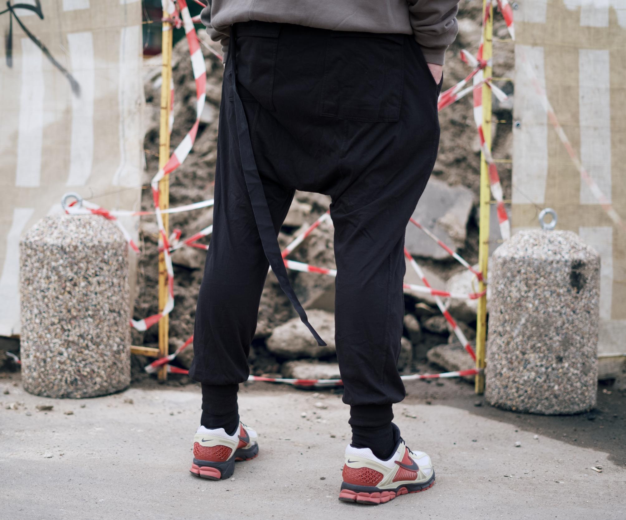 Вдохновленный тем, что мне на удивление зашла модель Nike Zoom Vomero Roam, решил протестировать ее собрата — Nike Zoom Vomero 5. Несмотря на то, что у моделей один и тот же родитель — беговая модель начала двухтысячных Nike Zoom Vomero – внешне они заметно отличаются друг от друга, да и ощущения у меня от них совершенно противоположные. Вдохновленный тем, что мне на удивление зашла модель Nike Zoom Vomero Roam, решил протестировать ее собрата — Nike Zoom Vomero 5. Несмотря на то, что у моделей один и тот же родитель — беговая модель начала двухтысячных Nike Zoom Vomero – внешне они заметно отличаются друг от друга, да и ощущения у меня от них совершенно противоположные.